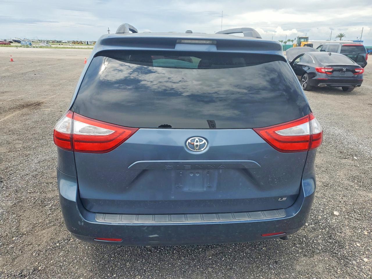 2015 Toyota Sienna Le Blue vin: 5TDKK3DC7FS656890