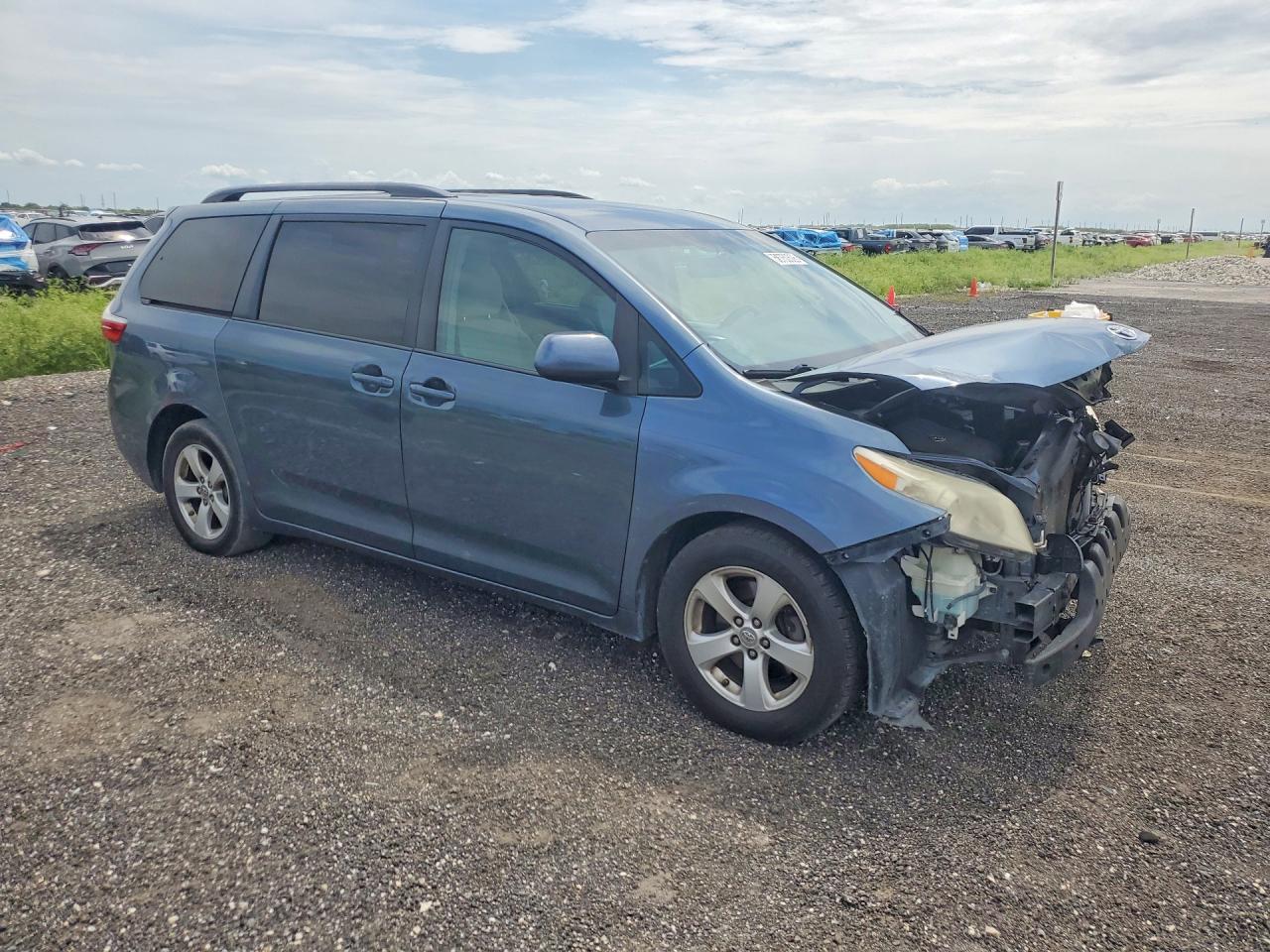 2015 Toyota Sienna Le Blue vin: 5TDKK3DC7FS656890