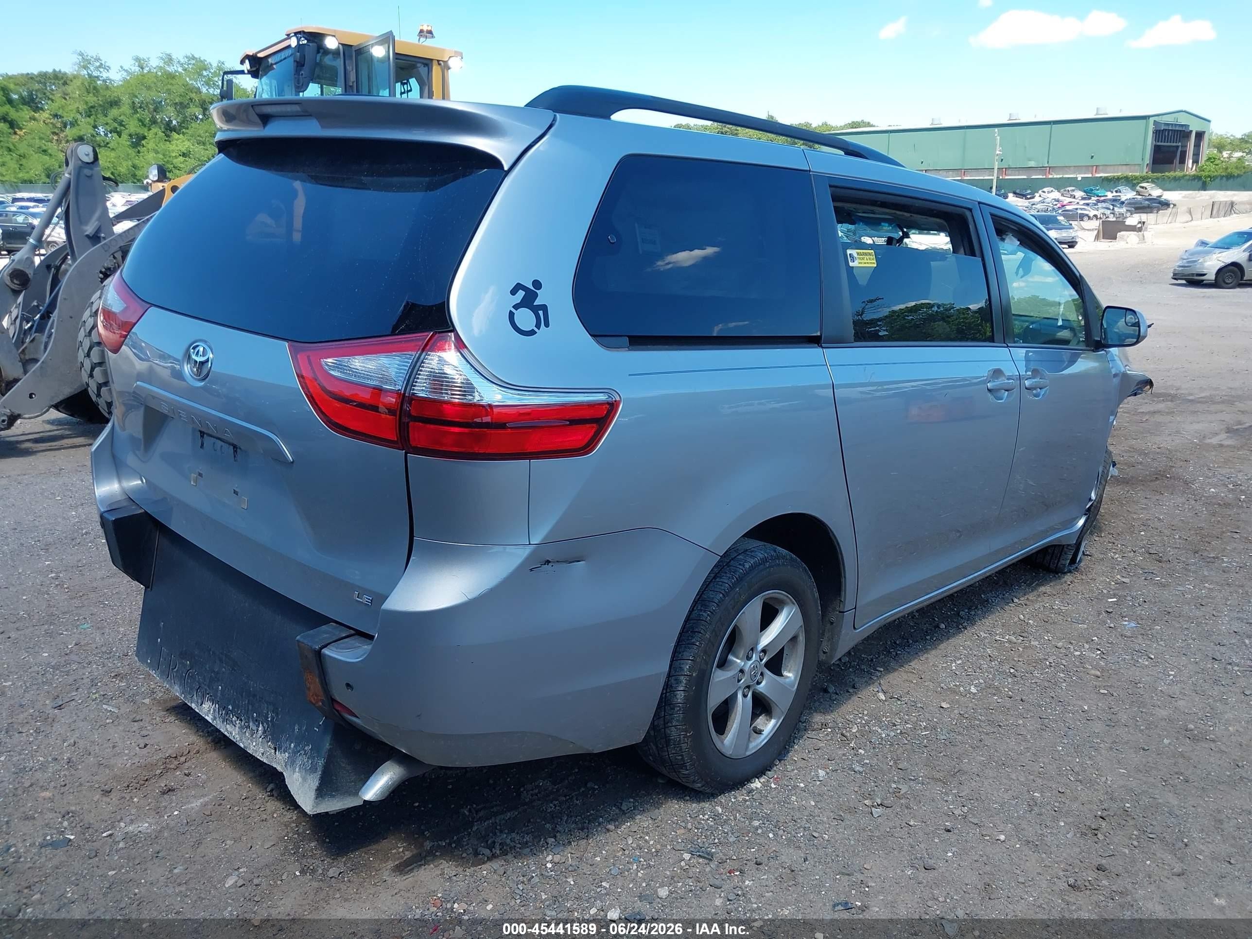 2015 Toyota Sienna Le 8 Passenger Gray vin: 5TDKK3DC7FS670952