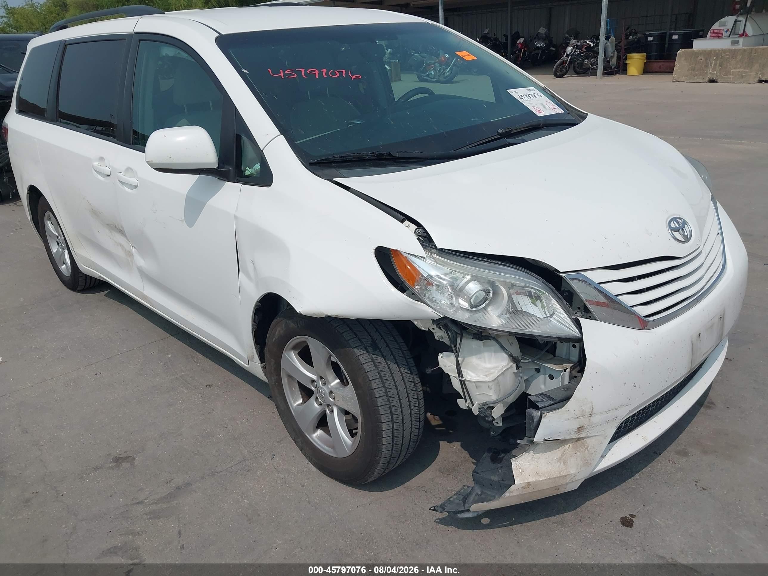 2015 Toyota Sienna Le 8 Passenger White vin: 5TDKK3DC7FS681045