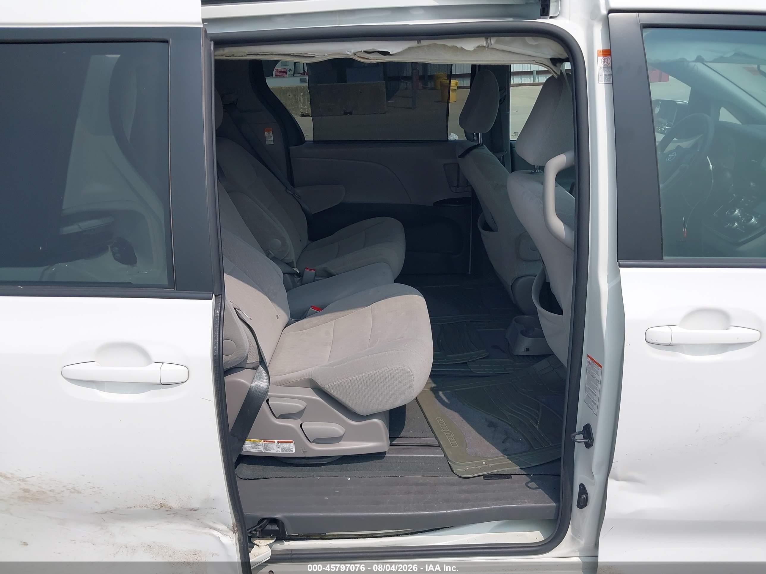 2015 Toyota Sienna Le 8 Passenger White vin: 5TDKK3DC7FS681045
