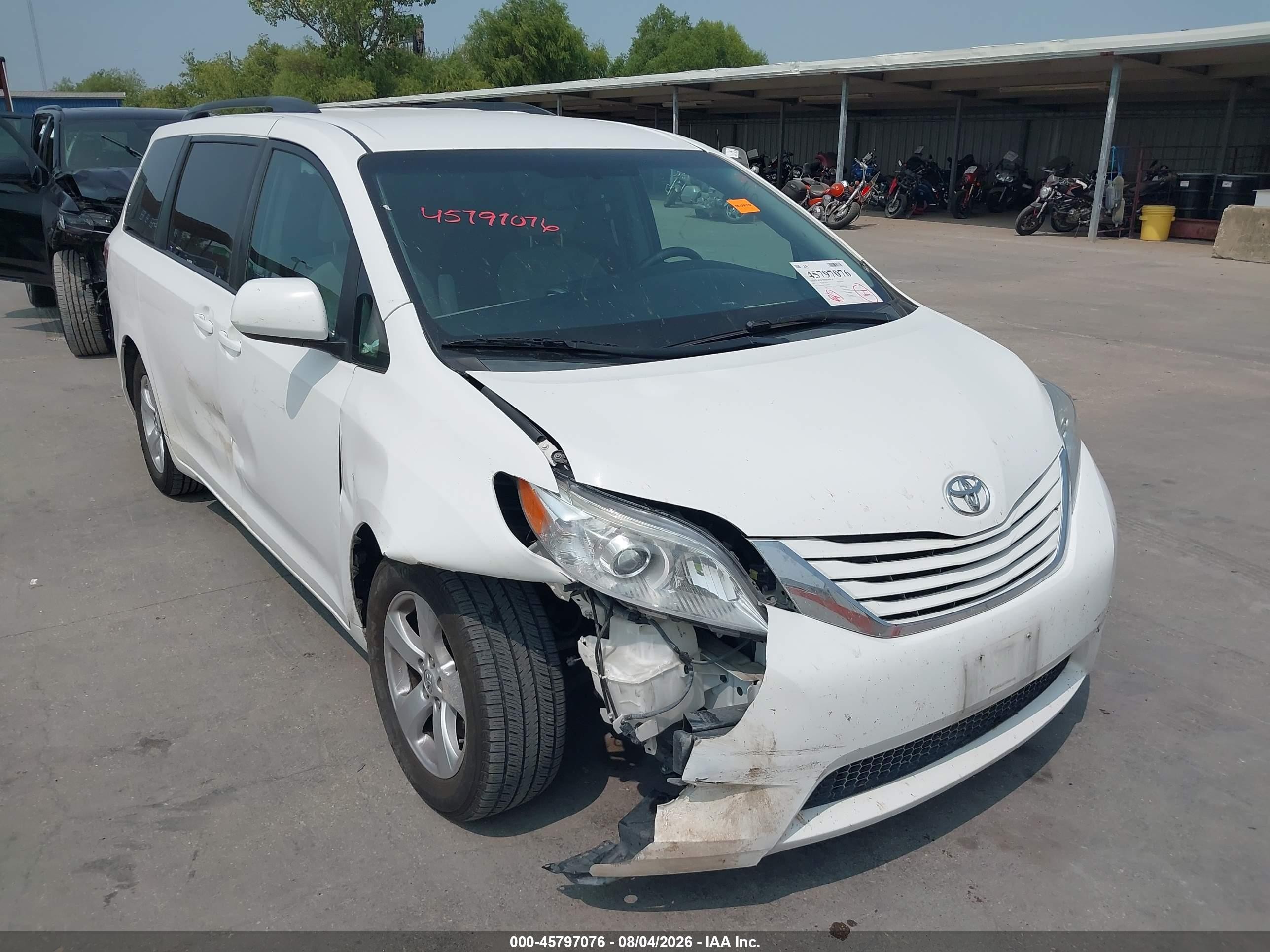 2015 Toyota Sienna Le 8 Passenger White vin: 5TDKK3DC7FS681045