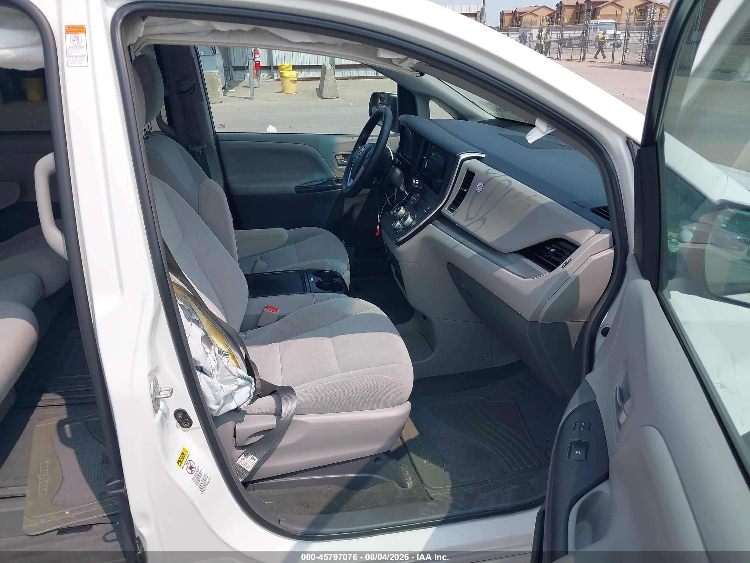 2015 Toyota Sienna Le 8 Passenger White vin: 5TDKK3DC7FS681045
