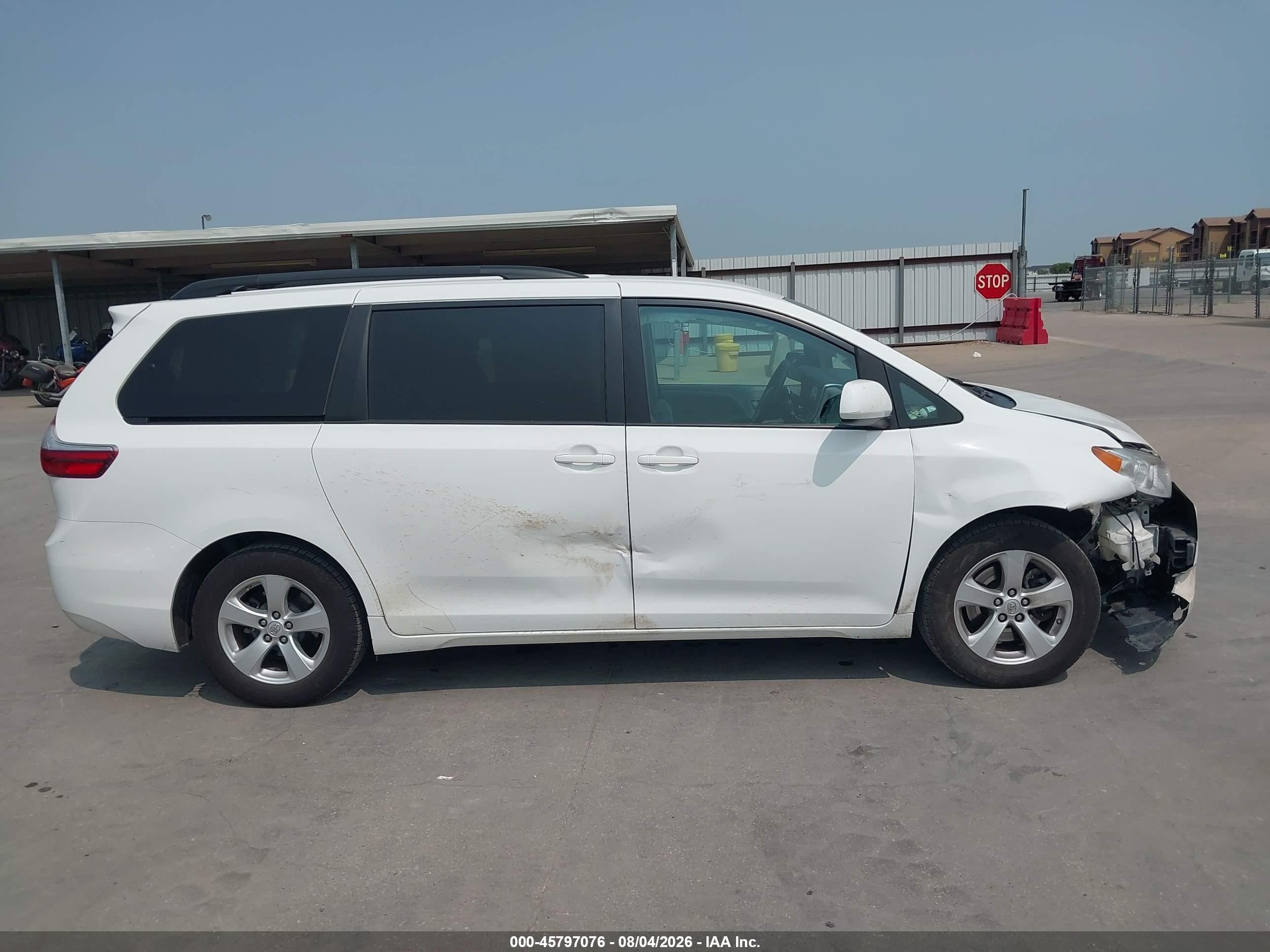2015 Toyota Sienna Le 8 Passenger White vin: 5TDKK3DC7FS681045
