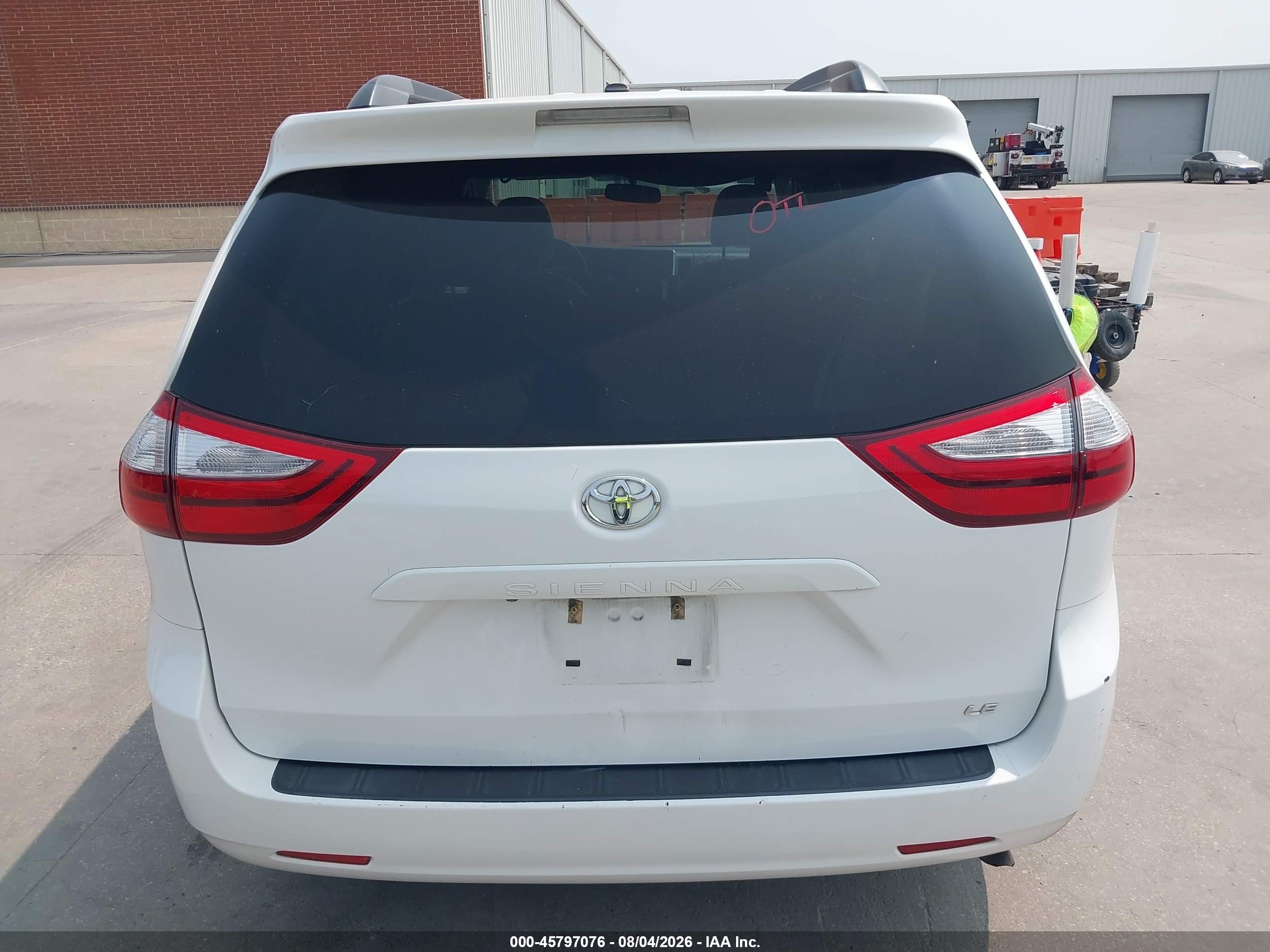 2015 Toyota Sienna Le 8 Passenger White vin: 5TDKK3DC7FS681045