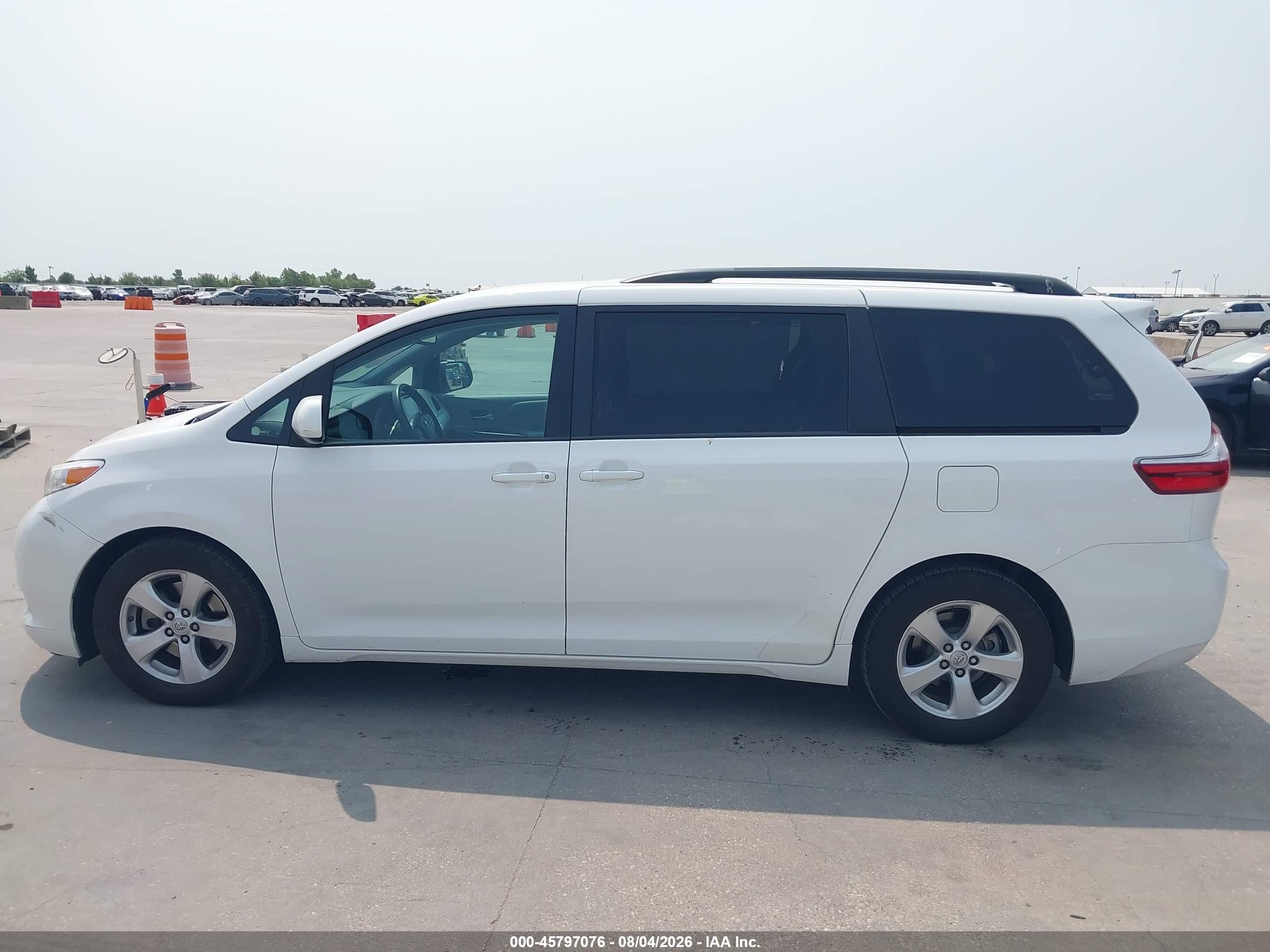 2015 Toyota Sienna Le 8 Passenger White vin: 5TDKK3DC7FS681045