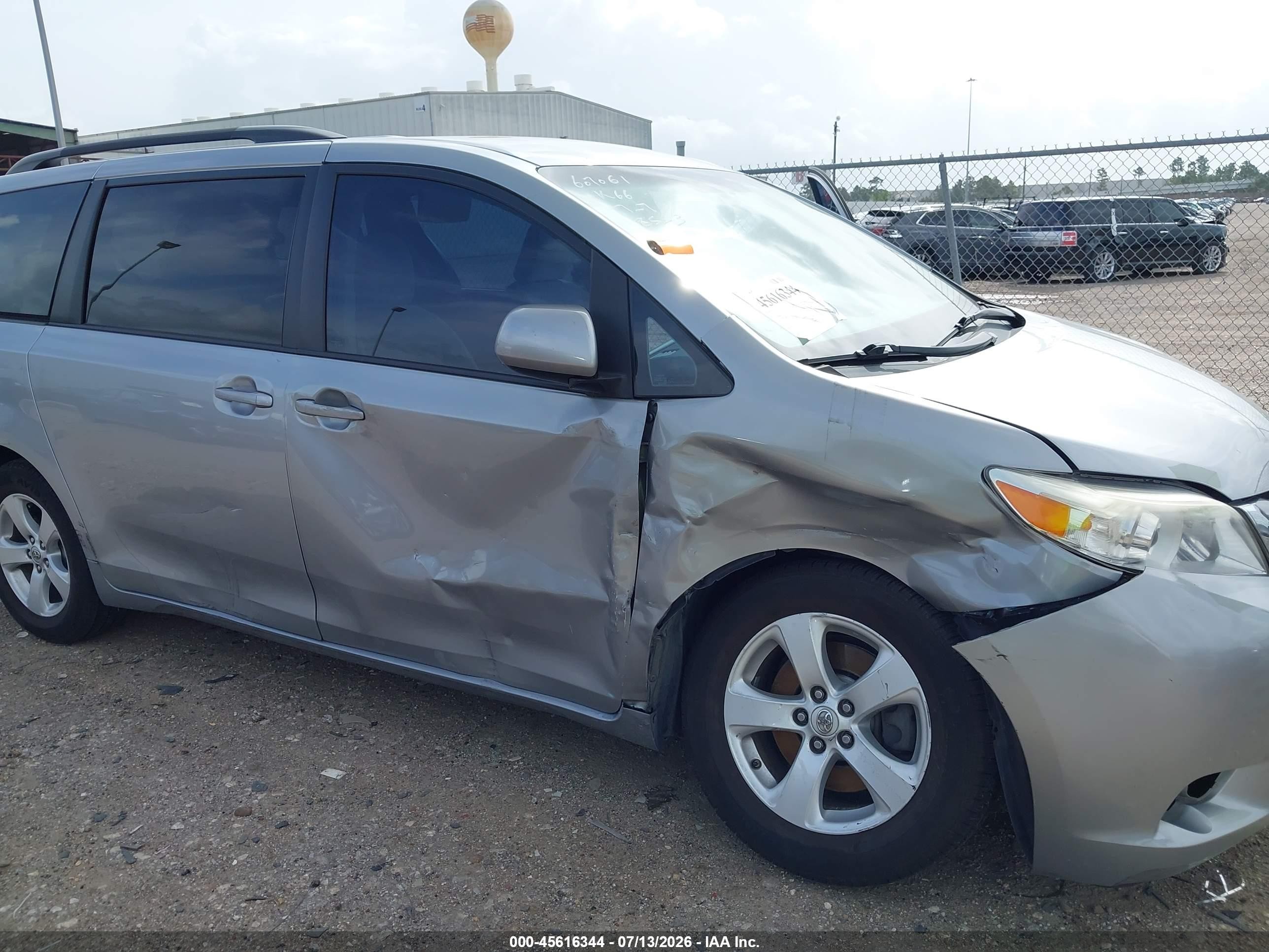 2016 Toyota Sienna Le 8 Passenger Gray vin: 5TDKK3DC7GS708553