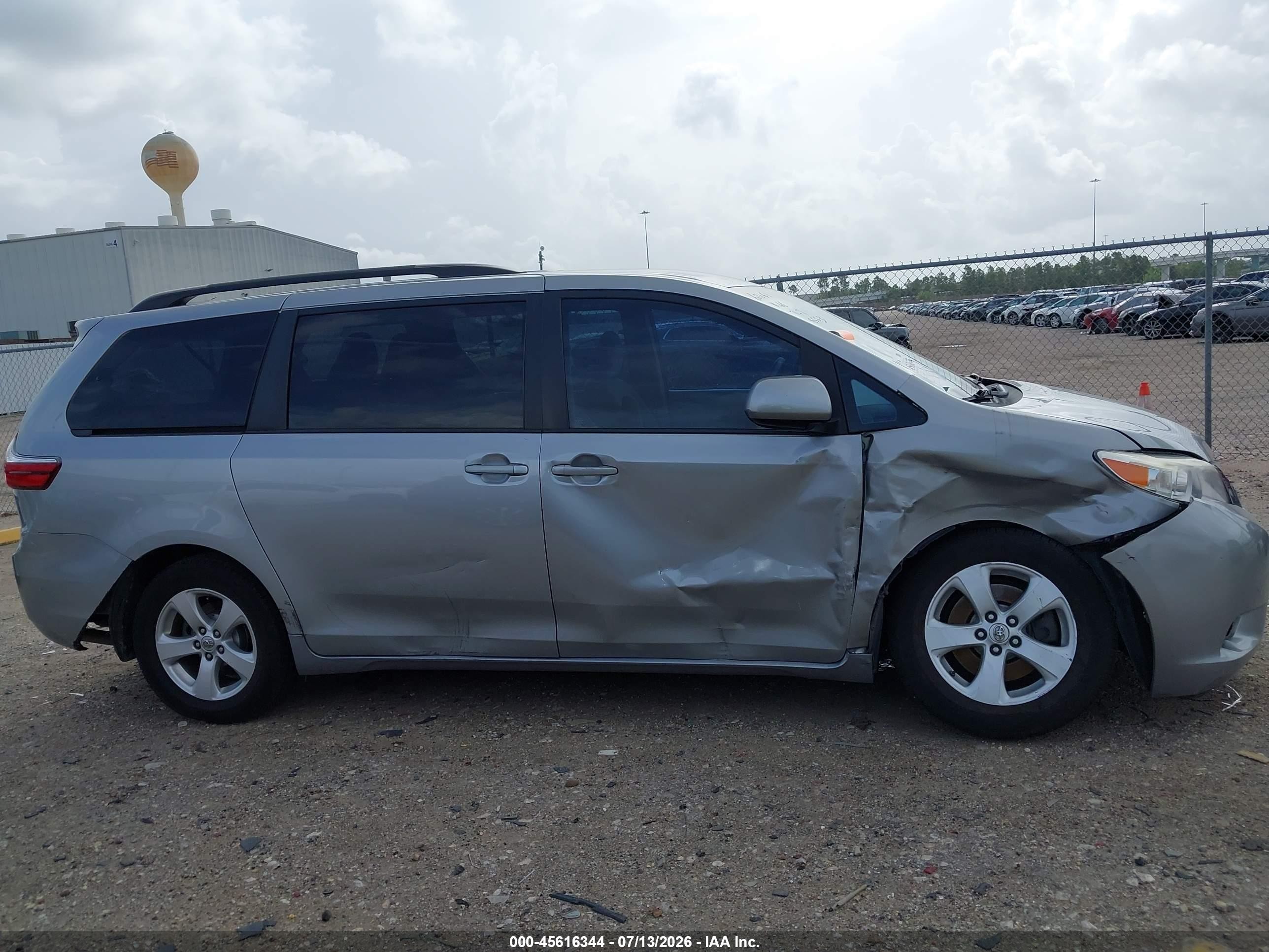 2016 Toyota Sienna Le 8 Passenger Gray vin: 5TDKK3DC7GS708553