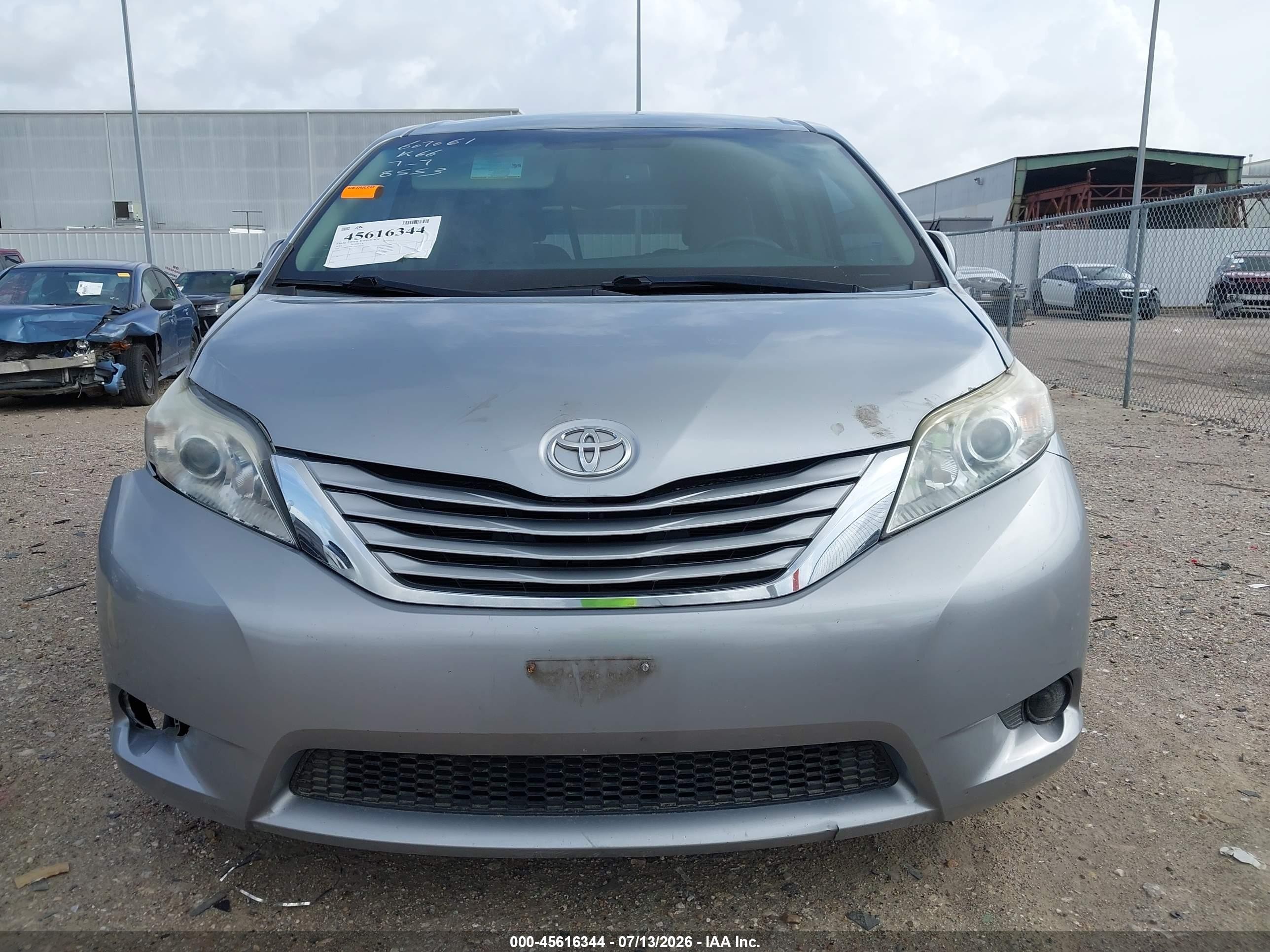 2016 Toyota Sienna Le 8 Passenger Gray vin: 5TDKK3DC7GS708553