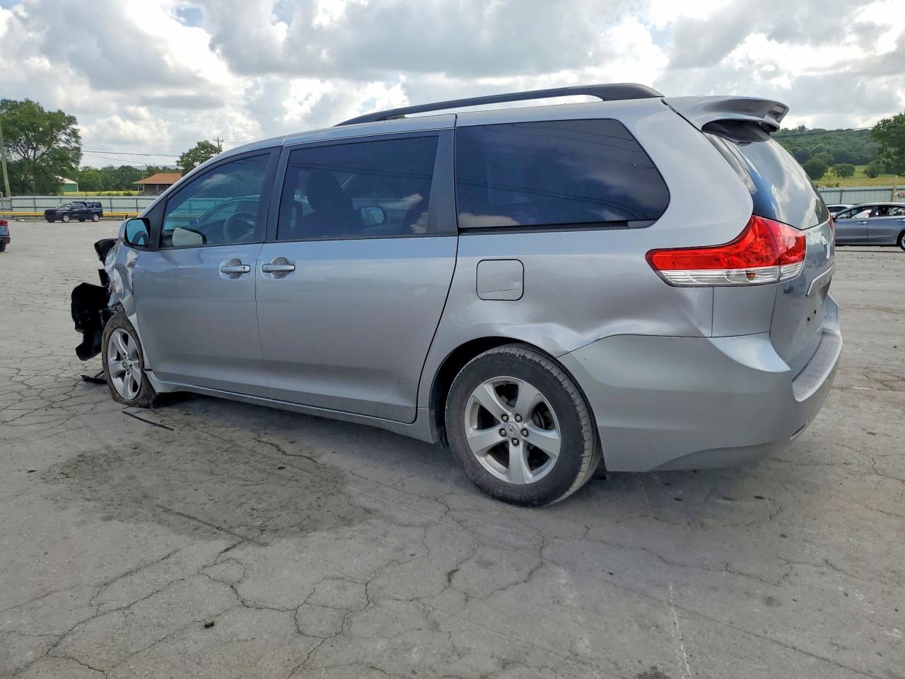 2011 Toyota Sienna Le Серебряный vin: 5TDKK3DC8BS002247