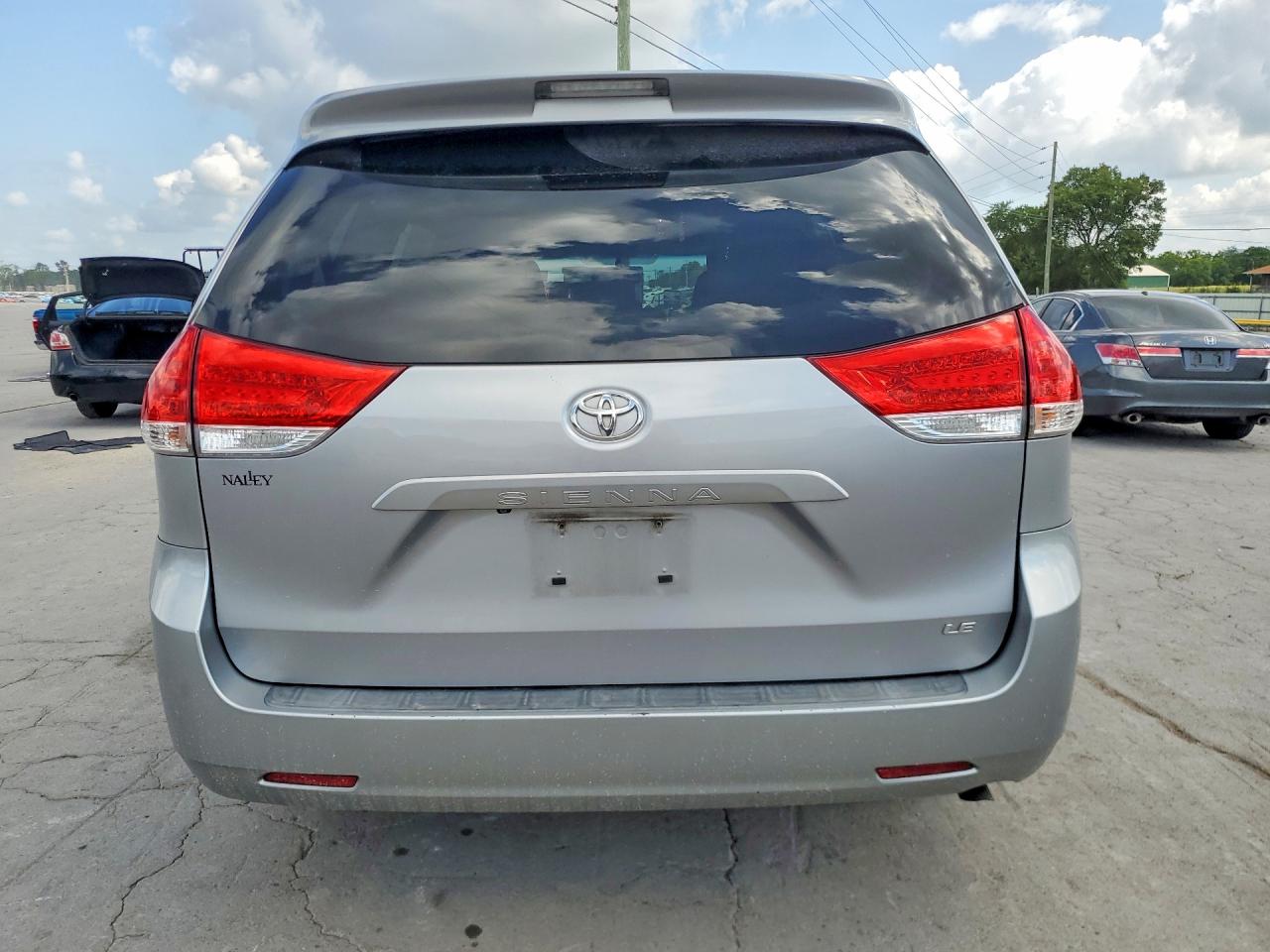 2011 Toyota Sienna Le Серебряный vin: 5TDKK3DC8BS002247