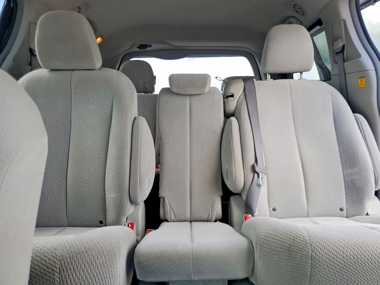 2011 Toyota Sienna Le Серебряный vin: 5TDKK3DC8BS002247