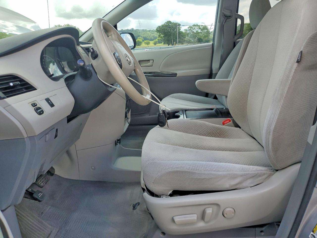 2011 Toyota Sienna Le Серебряный vin: 5TDKK3DC8BS002247