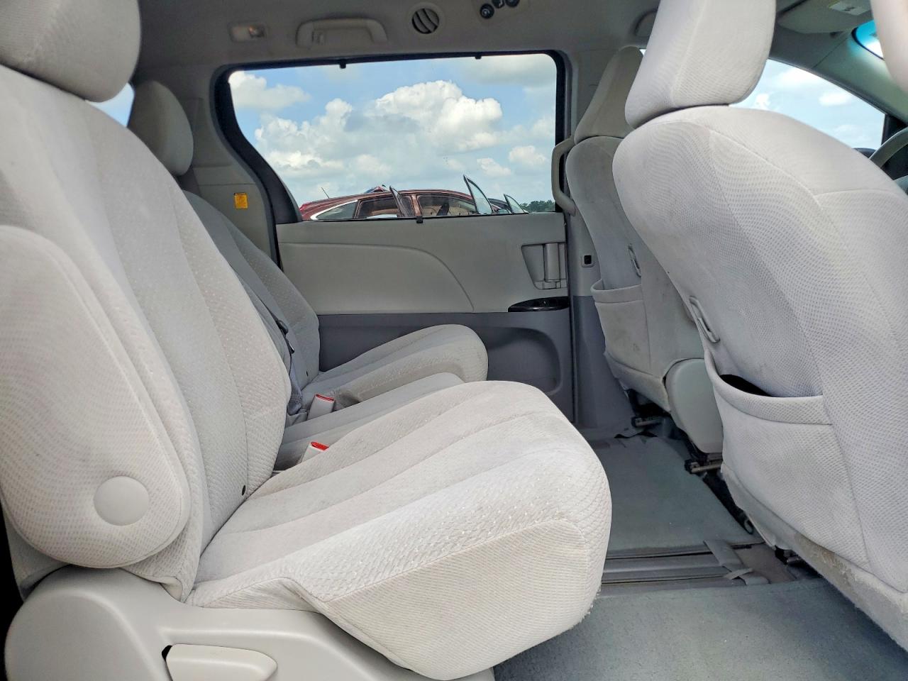 2011 Toyota Sienna Le Серебряный vin: 5TDKK3DC8BS002247