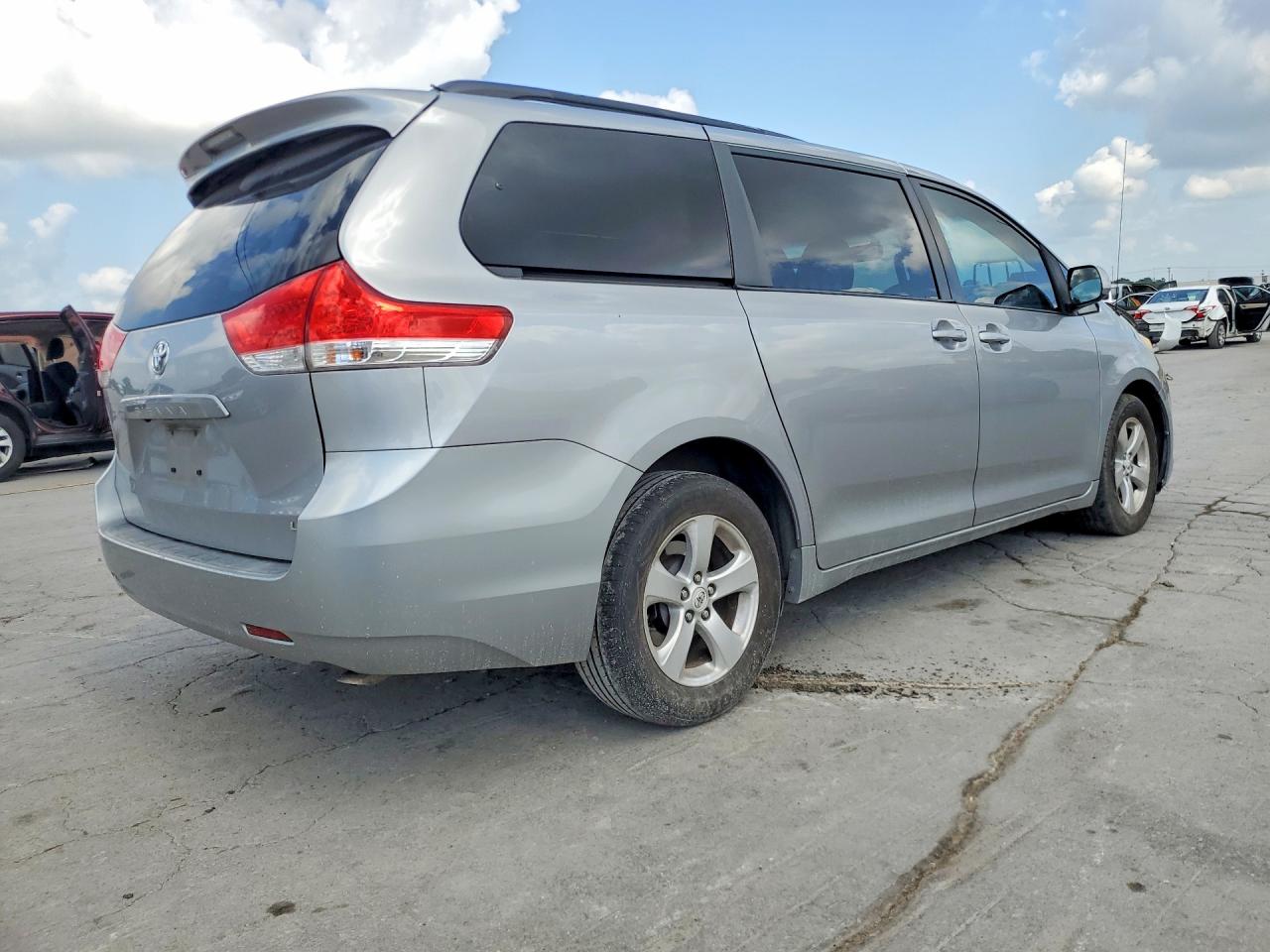 2011 Toyota Sienna Le Серебряный vin: 5TDKK3DC8BS002247
