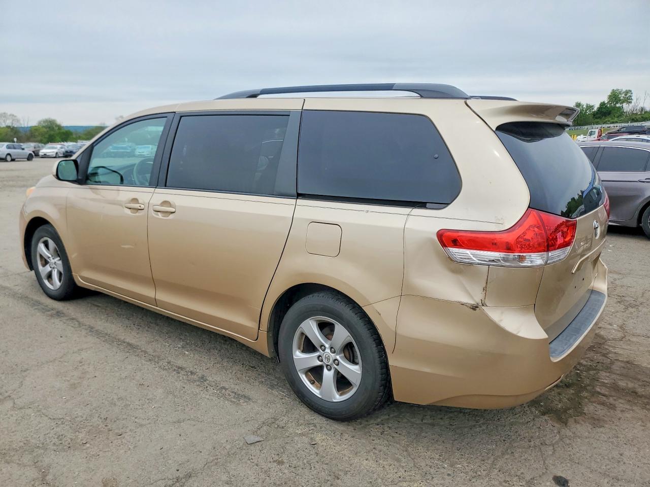2011 Toyota Sienna Le Золотой vin: 5TDKK3DC8BS011160