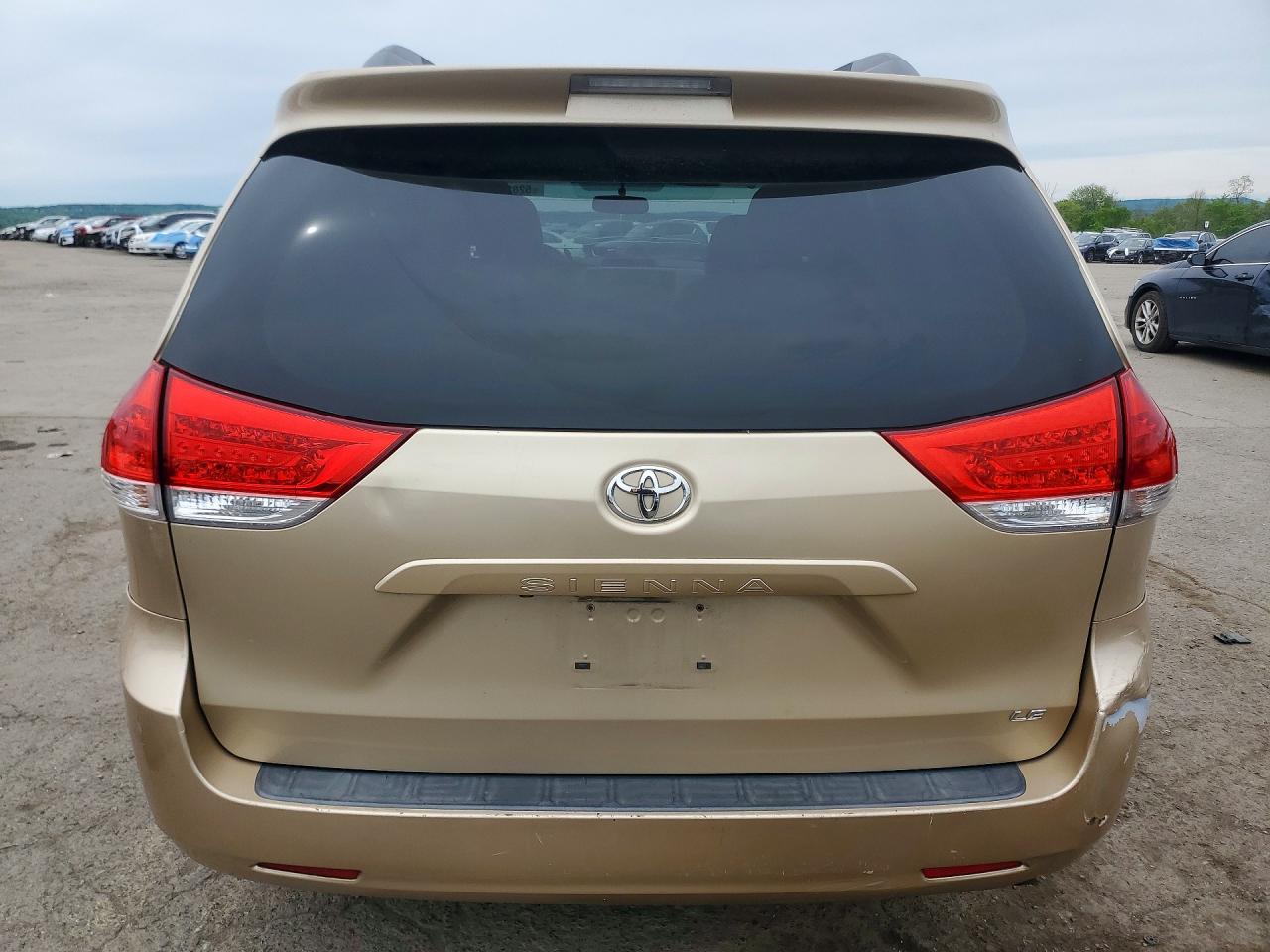 2011 Toyota Sienna Le Золотой vin: 5TDKK3DC8BS011160