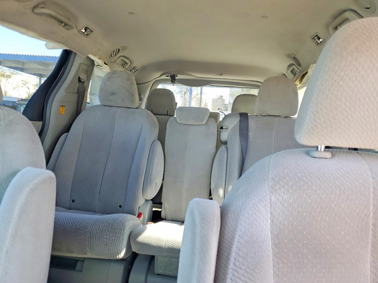 2011 Toyota Sienna Le Silver vin: 5TDKK3DC8BS011904