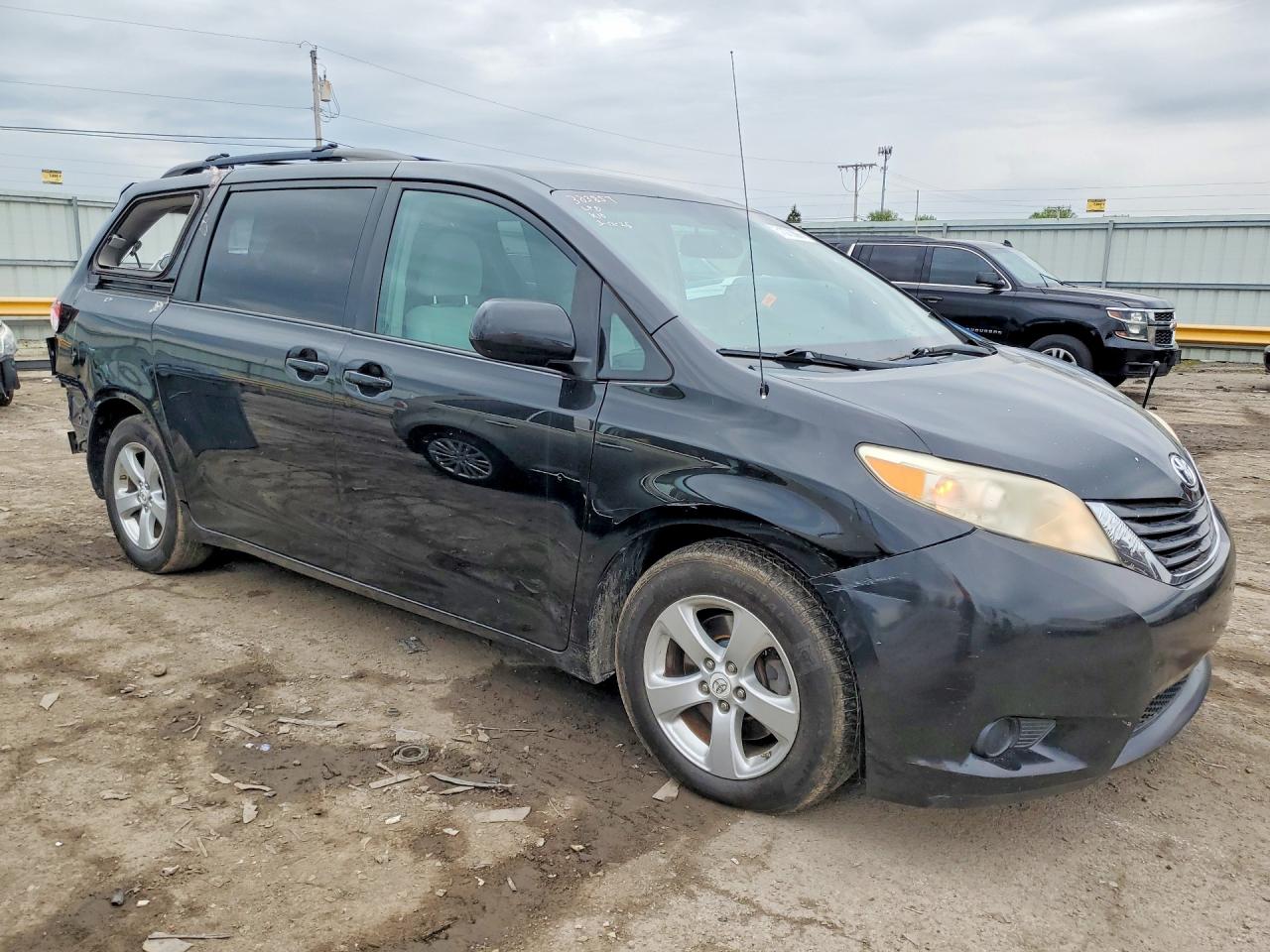 2011 Toyota Sienna Le Black vin: 5TDKK3DC8BS022093