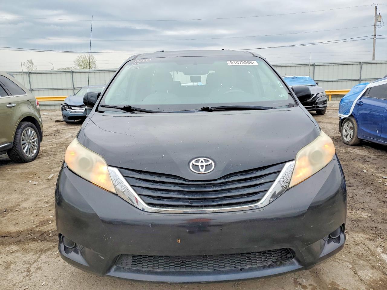 2011 Toyota Sienna Le Black vin: 5TDKK3DC8BS022093