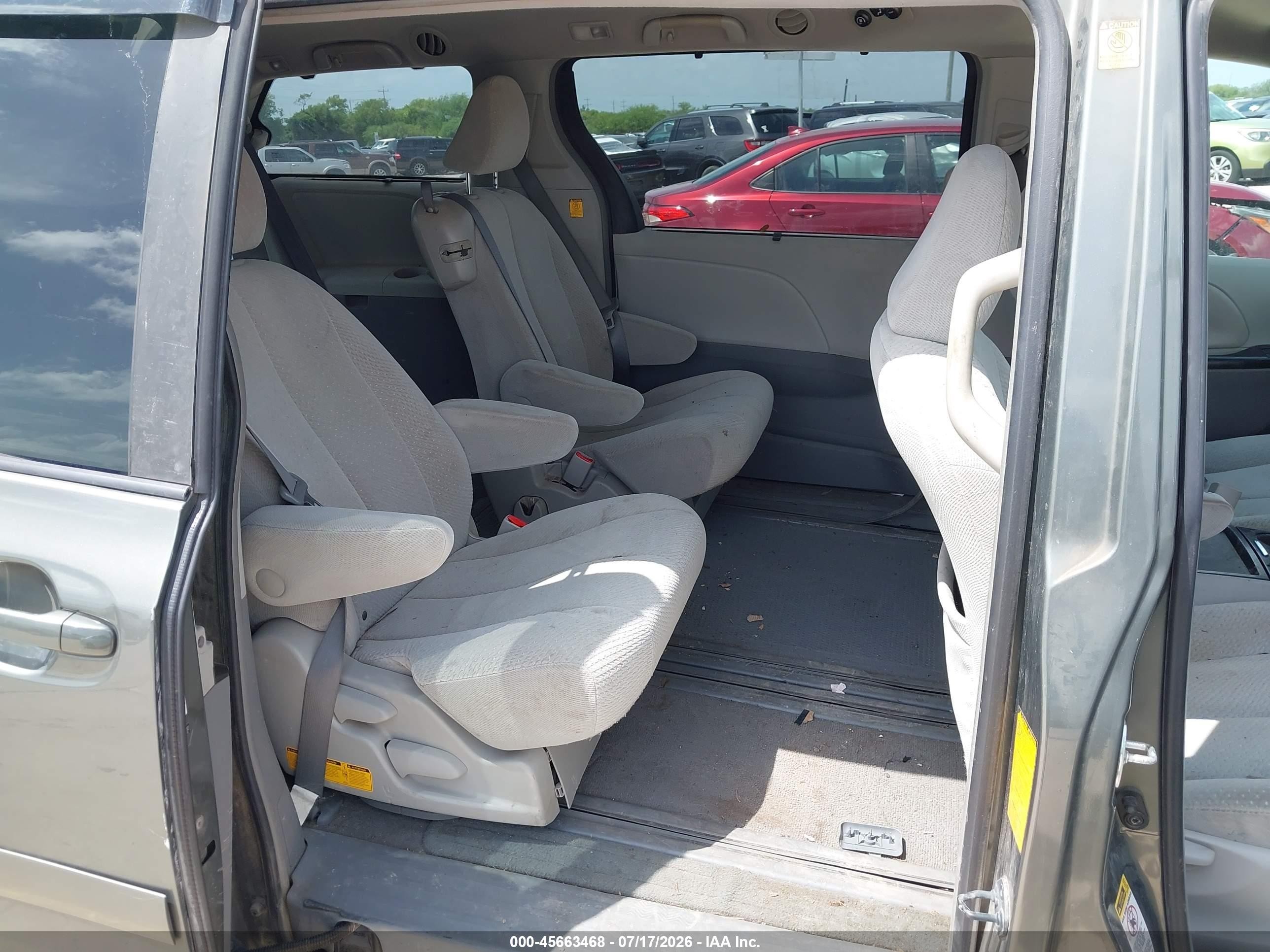 2011 Toyota Sienna Le V6 Green vin: 5TDKK3DC8BS031280