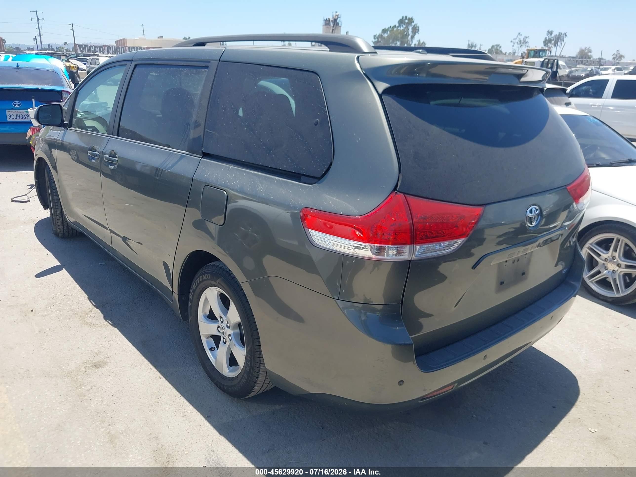 2011 Toyota Sienna Le V6 Серый vin: 5TDKK3DC8BS043252