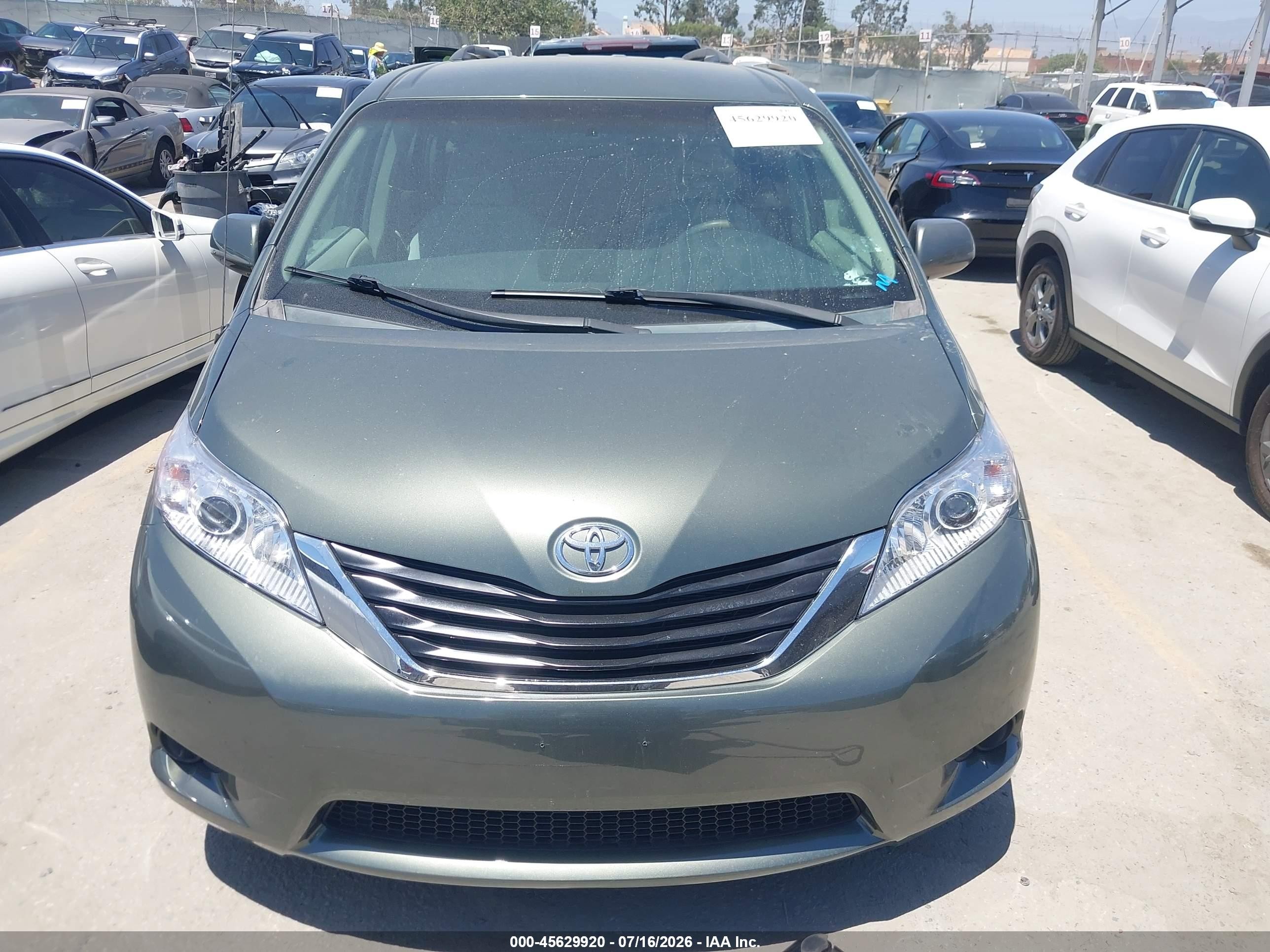 2011 Toyota Sienna Le V6 Серый vin: 5TDKK3DC8BS043252