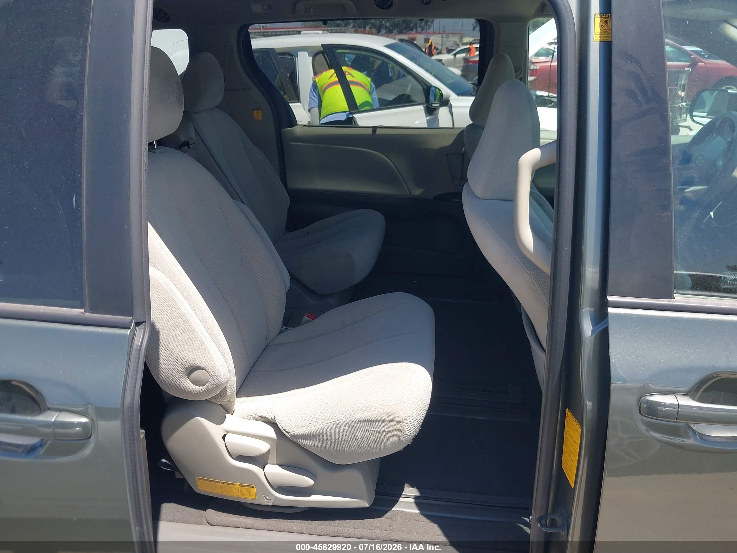 2011 Toyota Sienna Le V6 Серый vin: 5TDKK3DC8BS043252