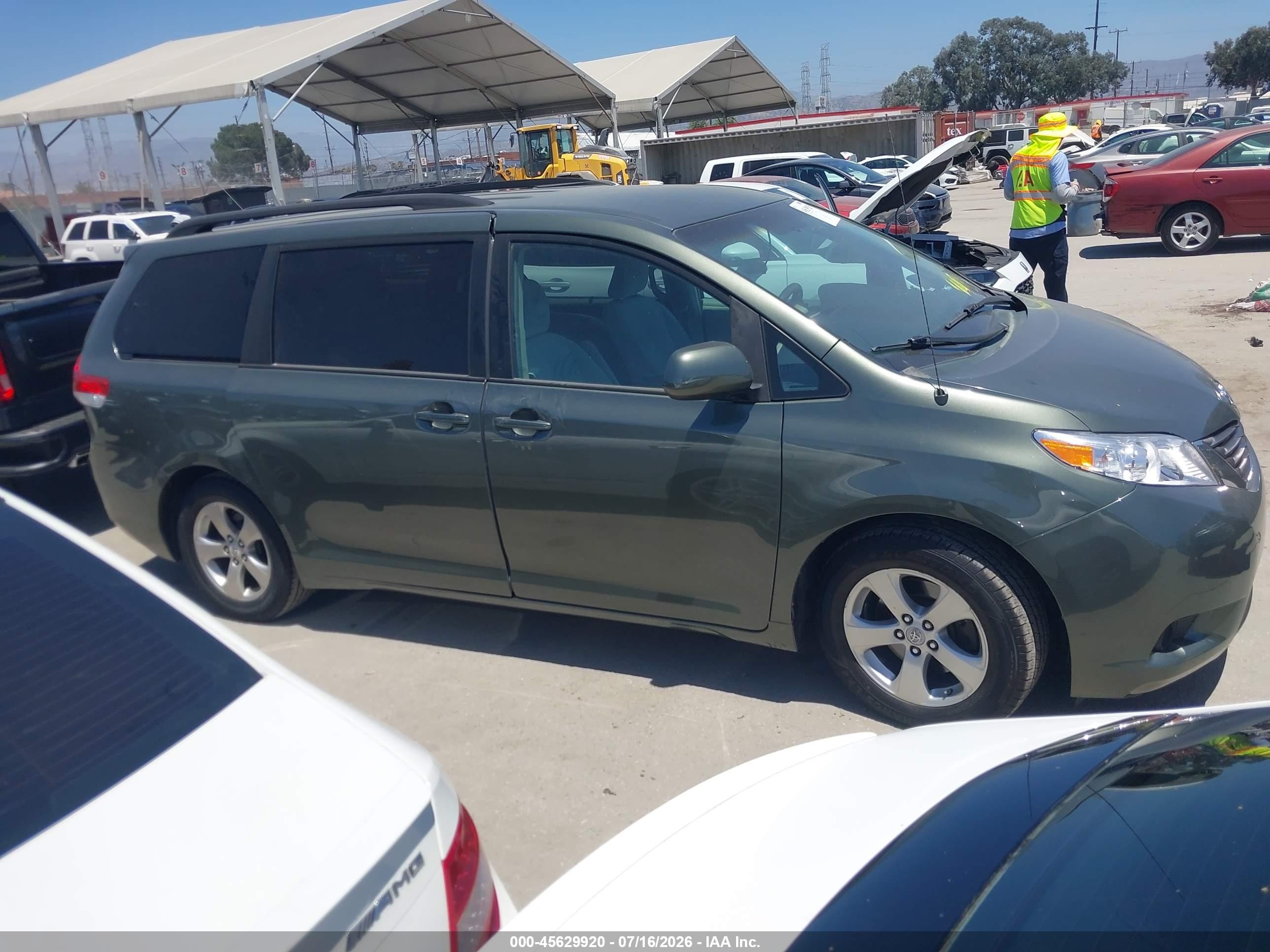 2011 Toyota Sienna Le V6 Серый vin: 5TDKK3DC8BS043252