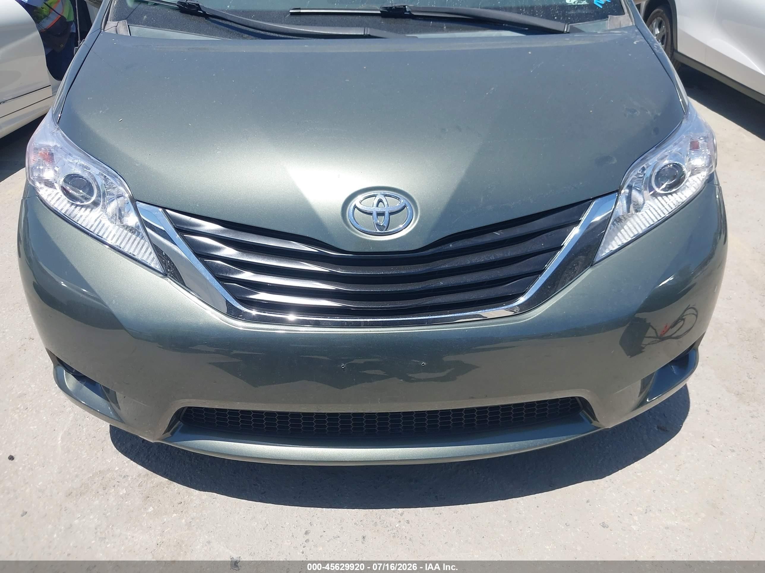 2011 Toyota Sienna Le V6 Серый vin: 5TDKK3DC8BS043252
