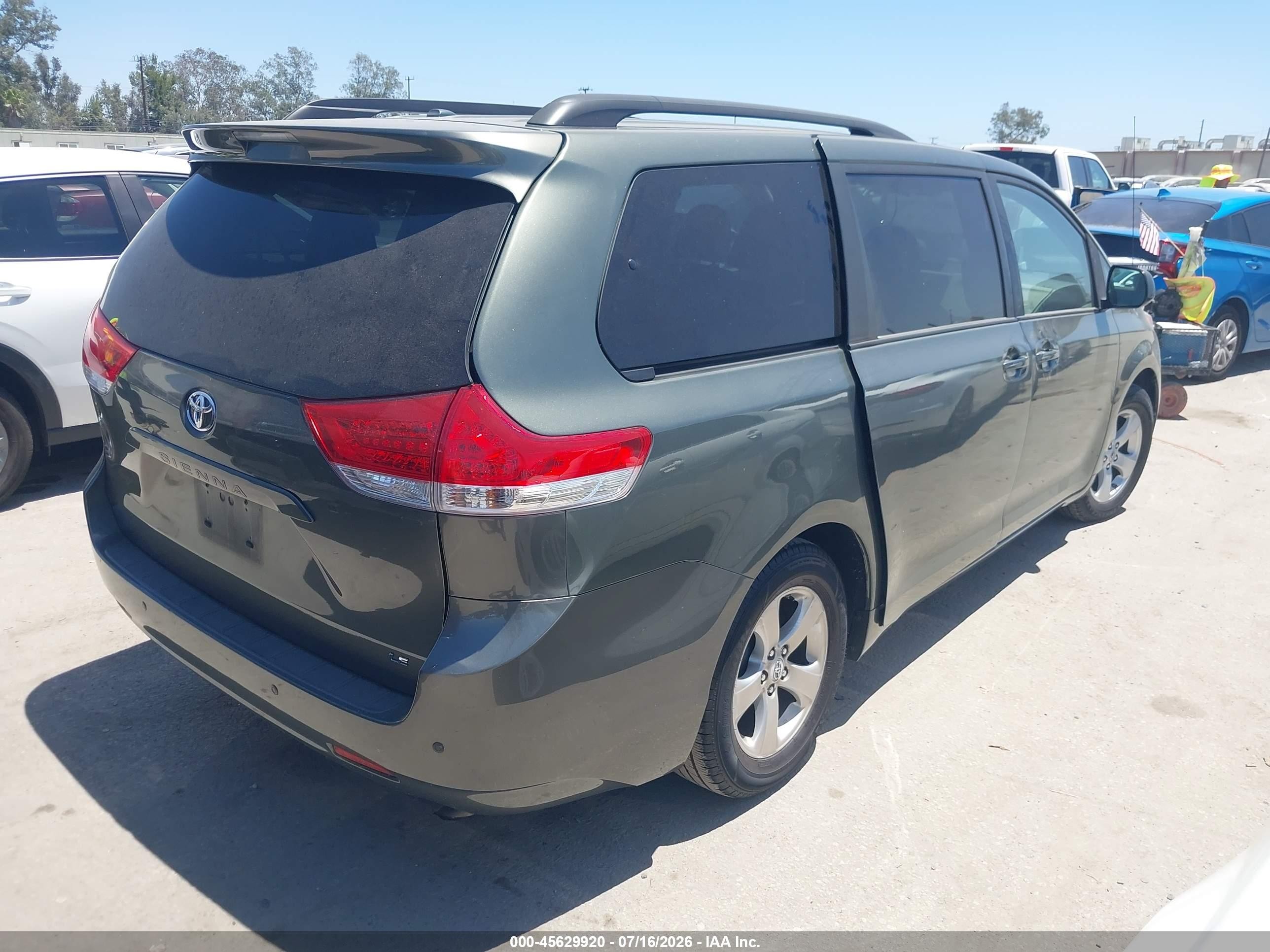 2011 Toyota Sienna Le V6 Серый vin: 5TDKK3DC8BS043252
