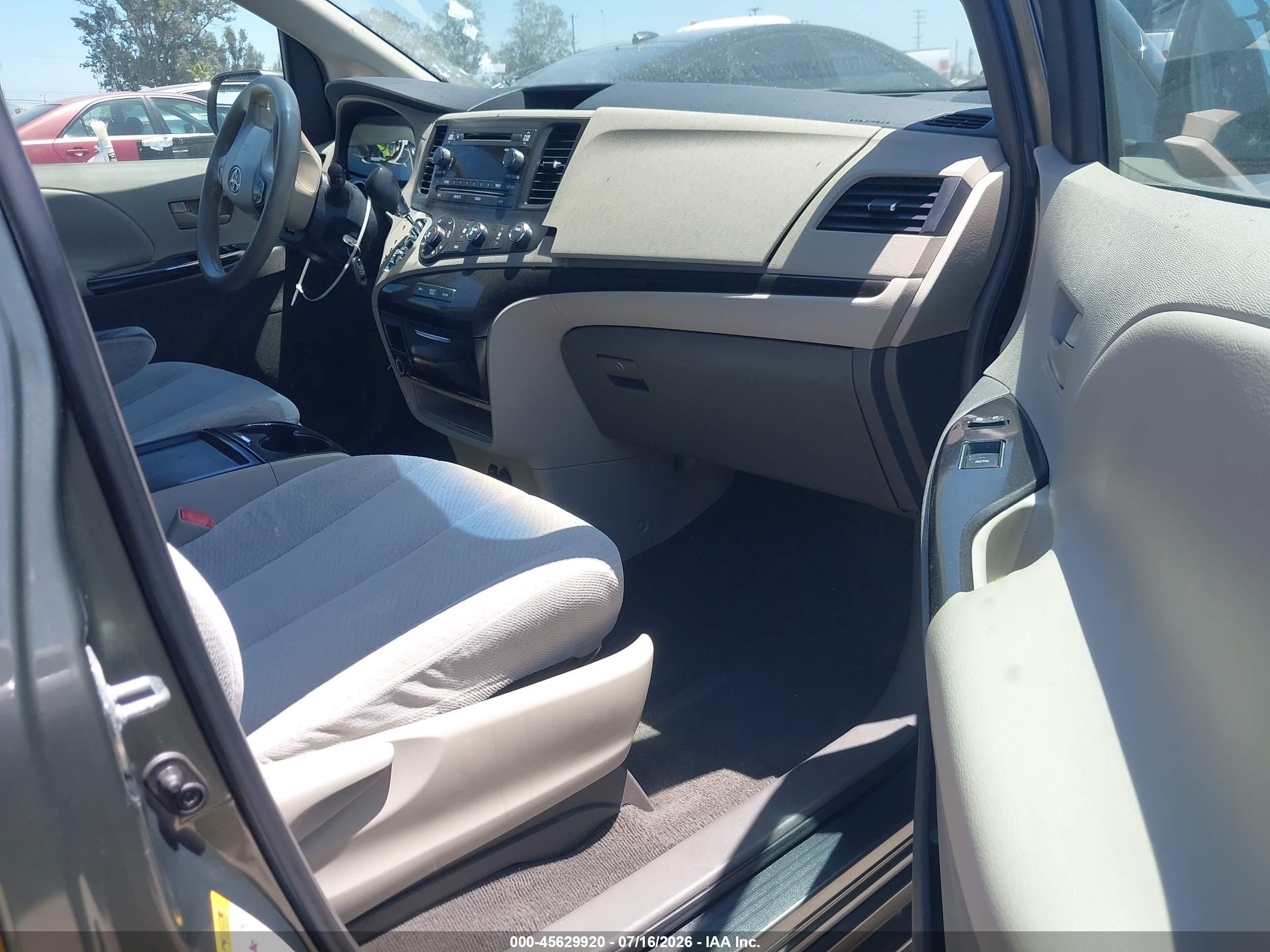2011 Toyota Sienna Le V6 Серый vin: 5TDKK3DC8BS043252