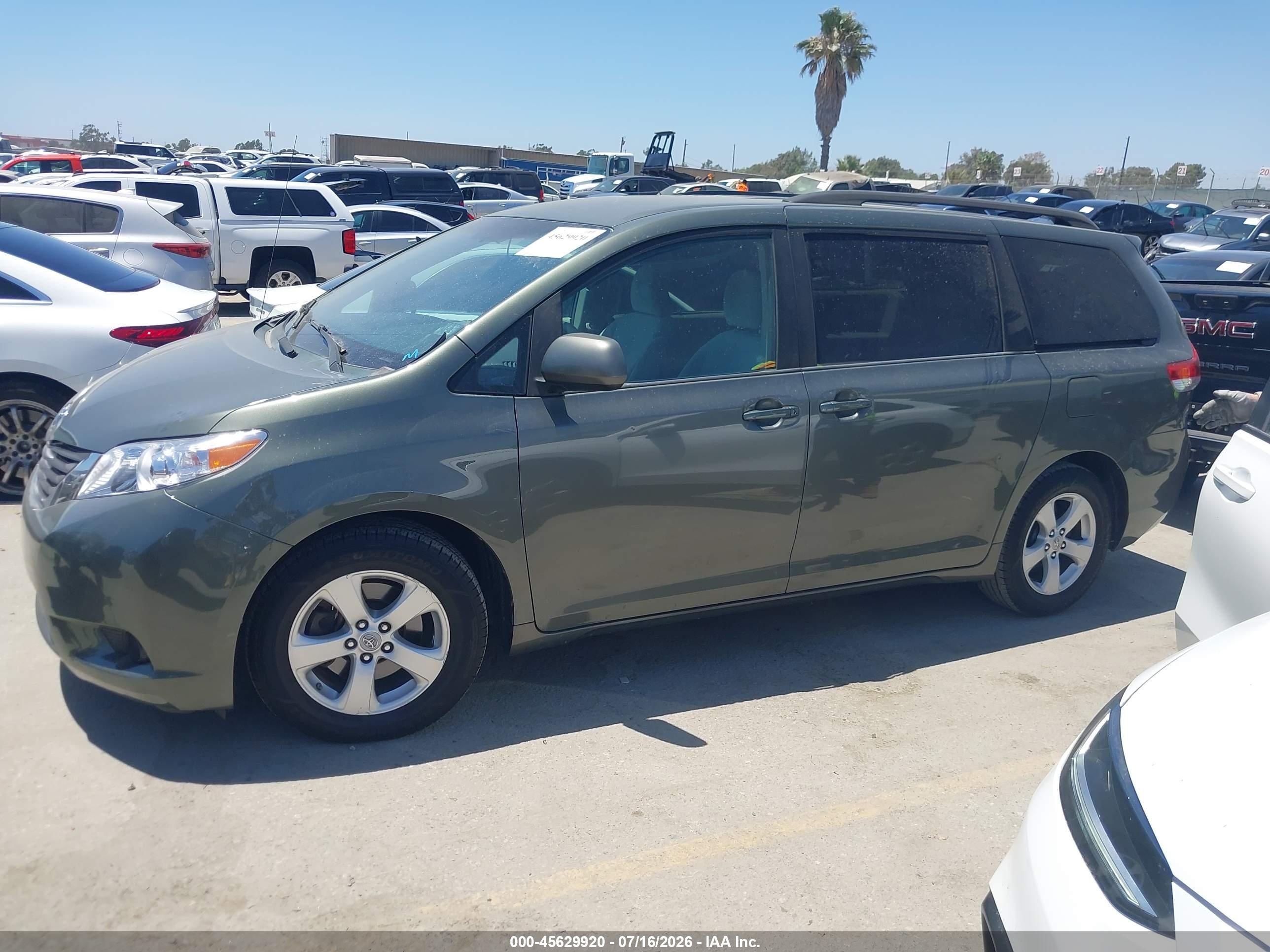 2011 Toyota Sienna Le V6 Серый vin: 5TDKK3DC8BS043252