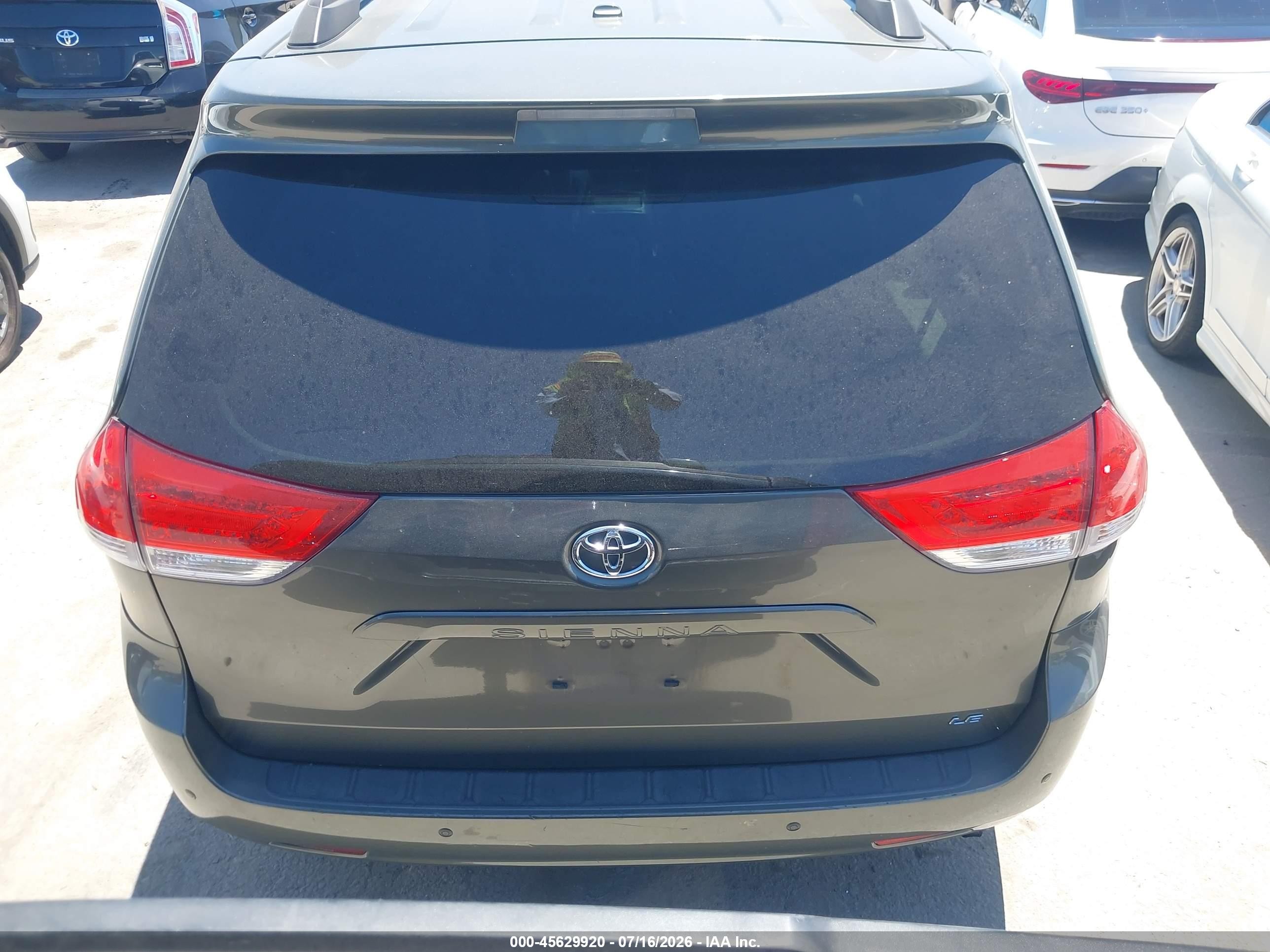 2011 Toyota Sienna Le V6 Серый vin: 5TDKK3DC8BS043252