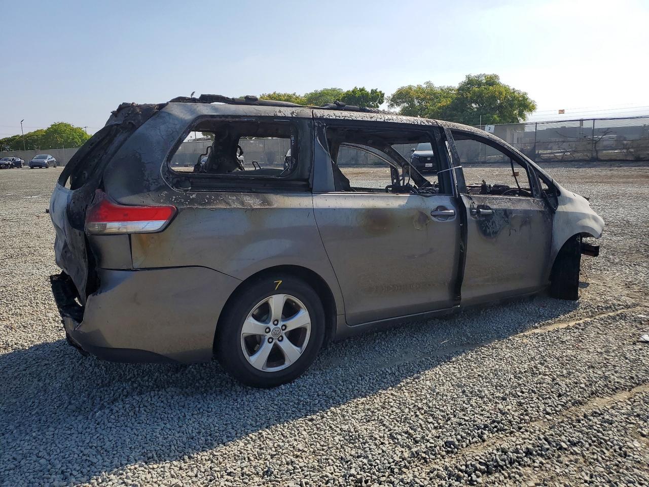 2011 Toyota Sienna Le Burn vin: 5TDKK3DC8BS048418