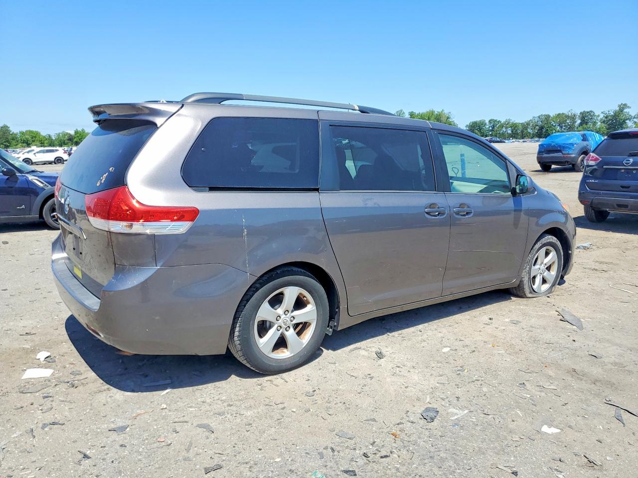 2011 Toyota Sienna Le Серый vin: 5TDKK3DC8BS048676