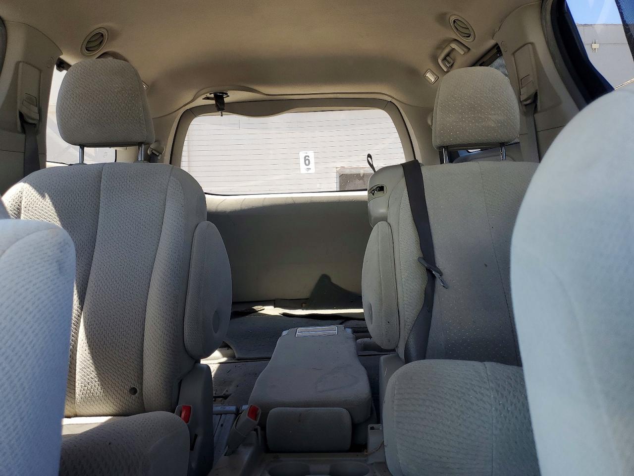 2011 Toyota Sienna Le Серый vin: 5TDKK3DC8BS048676