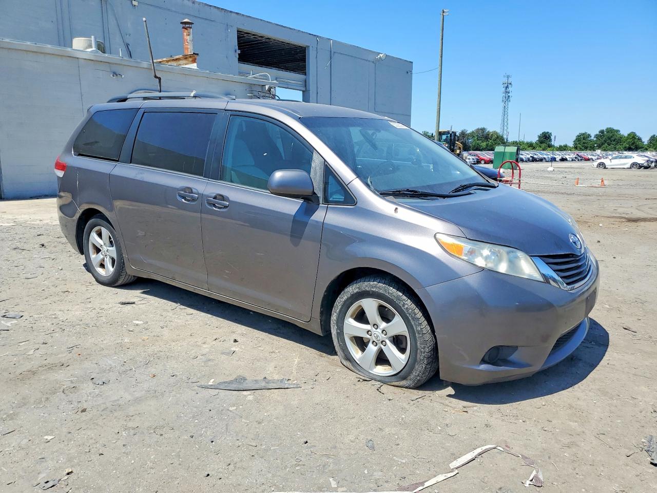 2011 Toyota Sienna Le Серый vin: 5TDKK3DC8BS048676