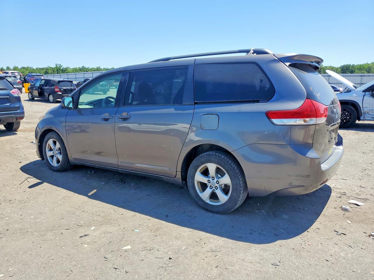 2011 Toyota Sienna Le Серый vin: 5TDKK3DC8BS048676