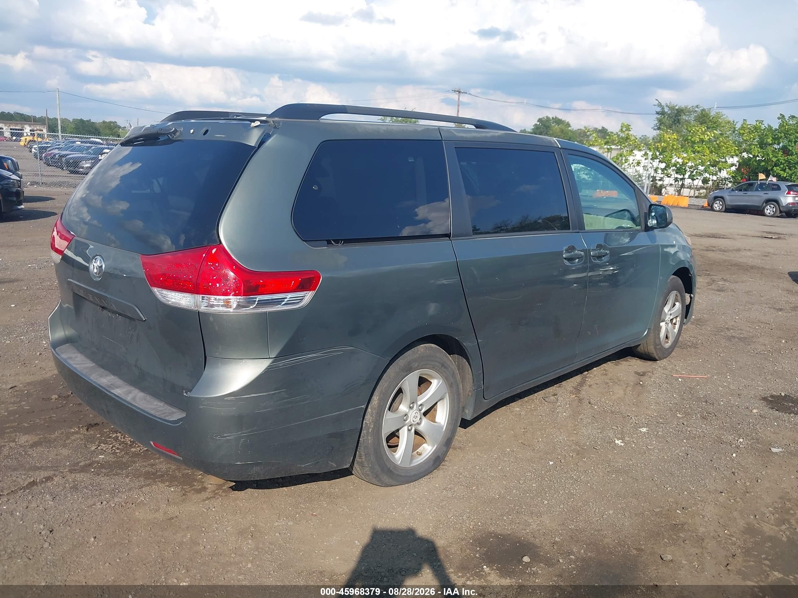 2011 Toyota Sienna Le V6 Green vin: 5TDKK3DC8BS060956