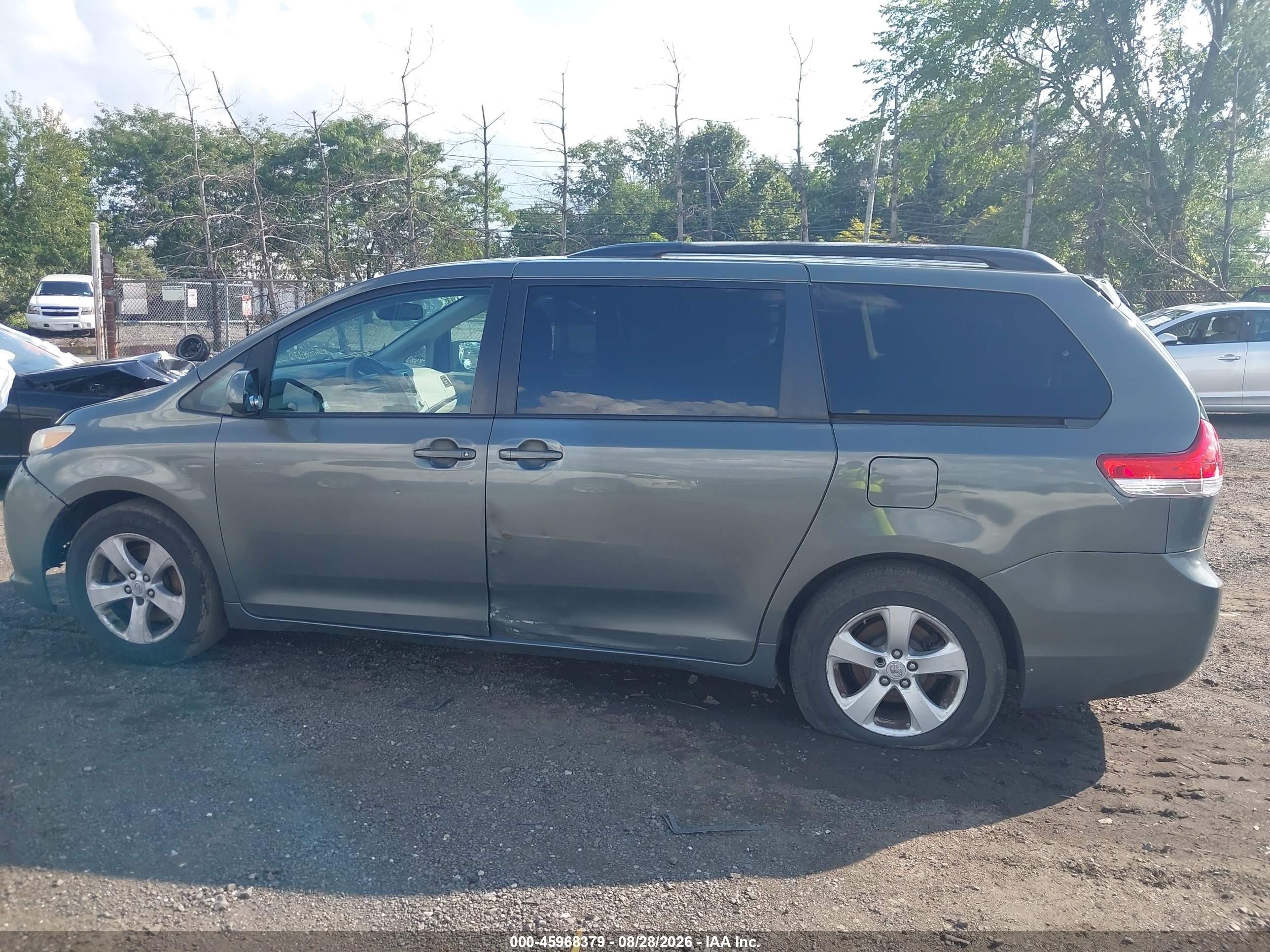 2011 Toyota Sienna Le V6 Green vin: 5TDKK3DC8BS060956