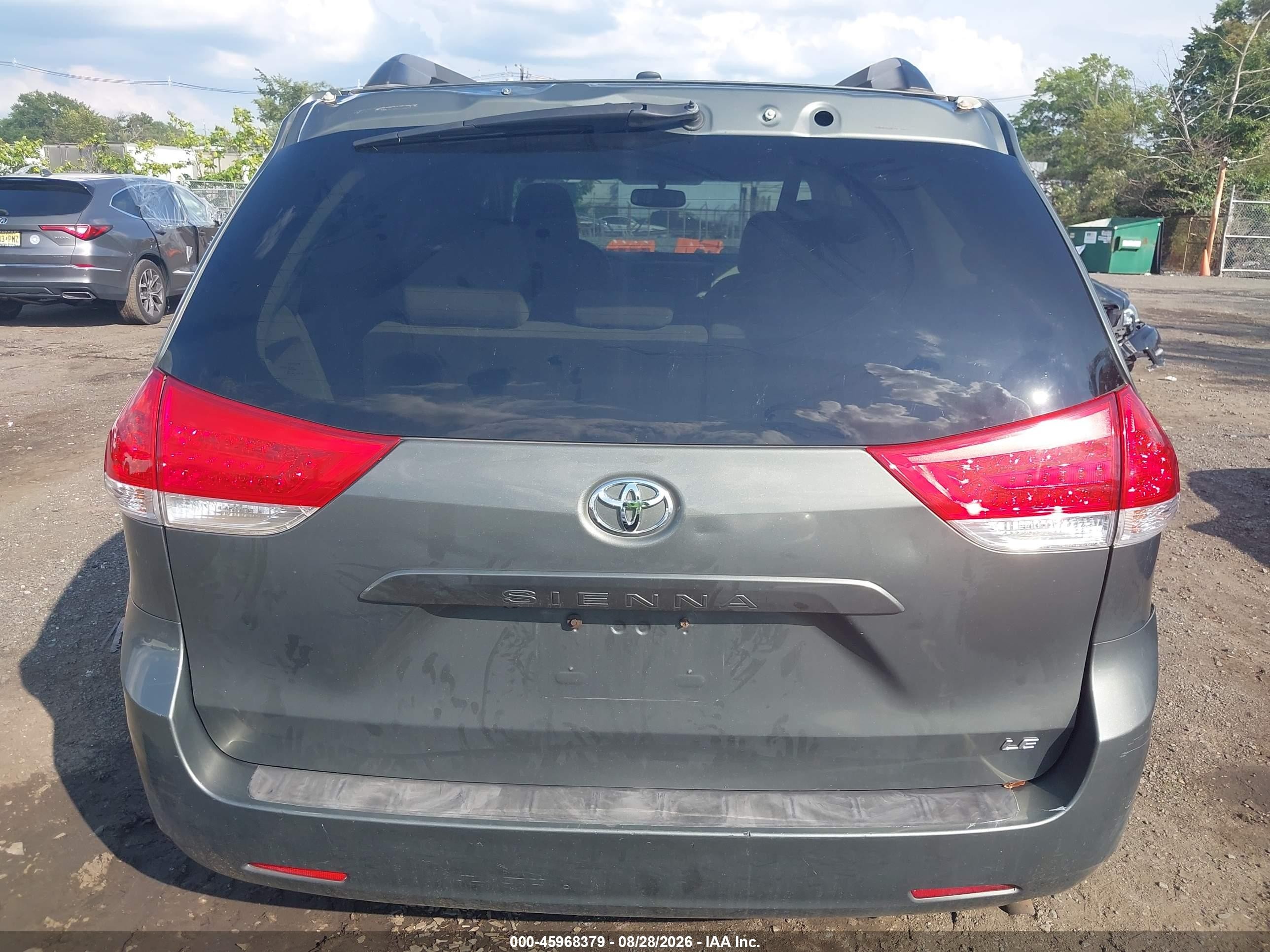 2011 Toyota Sienna Le V6 Green vin: 5TDKK3DC8BS060956