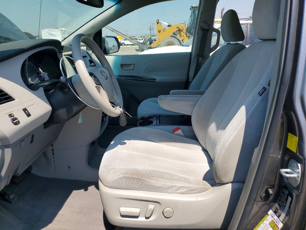 2011 Toyota Sienna Le Gray vin: 5TDKK3DC8BS066515