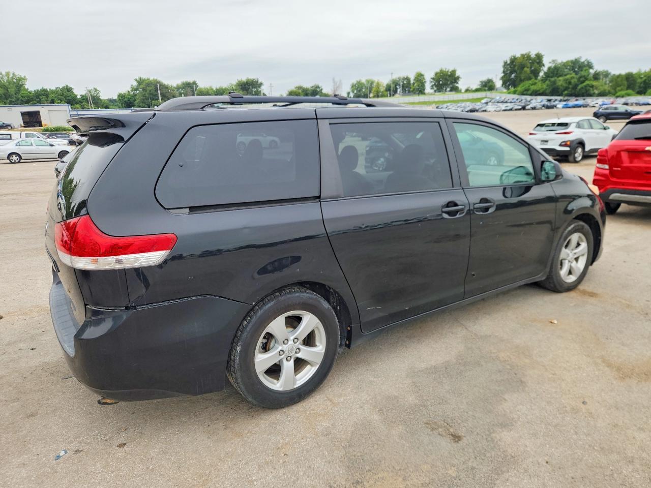 2011 Toyota Sienna Le Black vin: 5TDKK3DC8BS066529