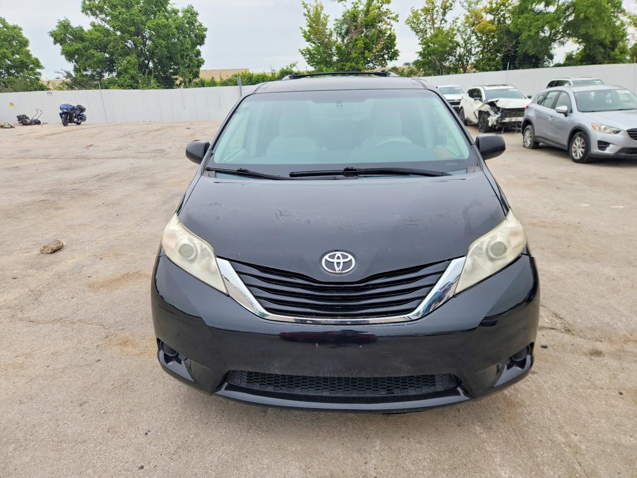2011 Toyota Sienna Le Black vin: 5TDKK3DC8BS066529