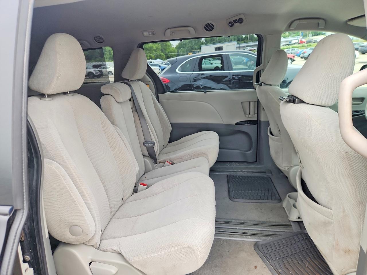 2011 Toyota Sienna Le Black vin: 5TDKK3DC8BS066529