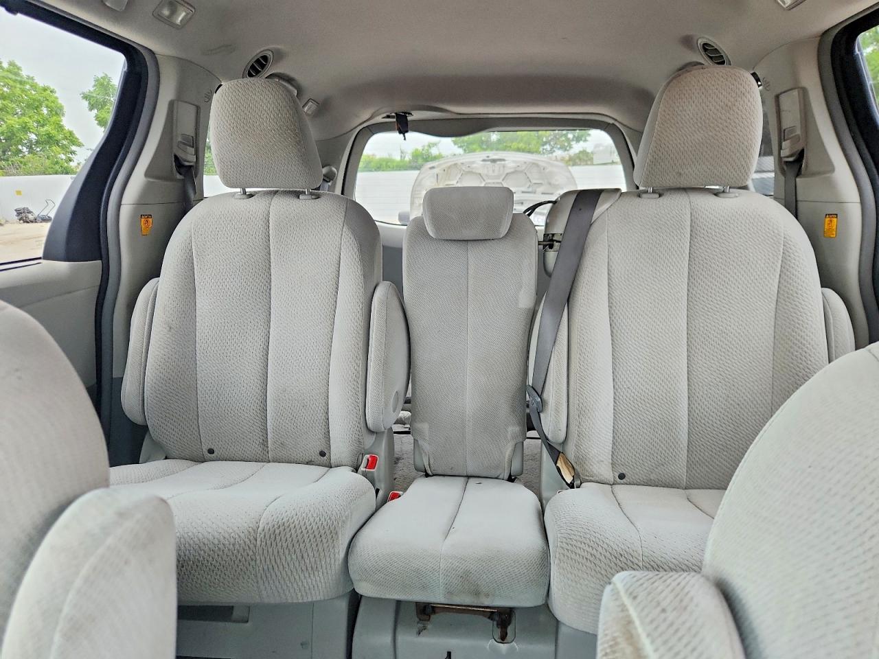 2011 Toyota Sienna Le Black vin: 5TDKK3DC8BS066529
