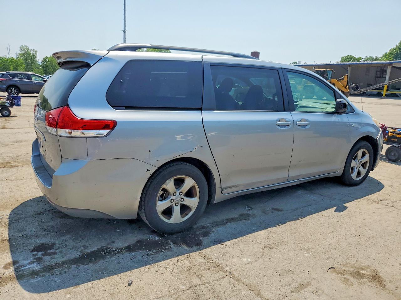 2011 Toyota Sienna Le Silver vin: 5TDKK3DC8BS066997