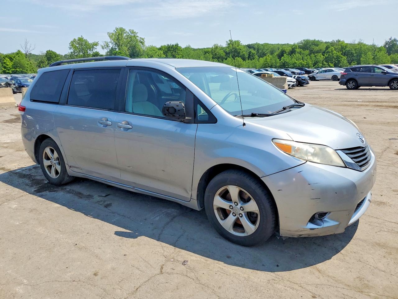 2011 Toyota Sienna Le Silver vin: 5TDKK3DC8BS066997