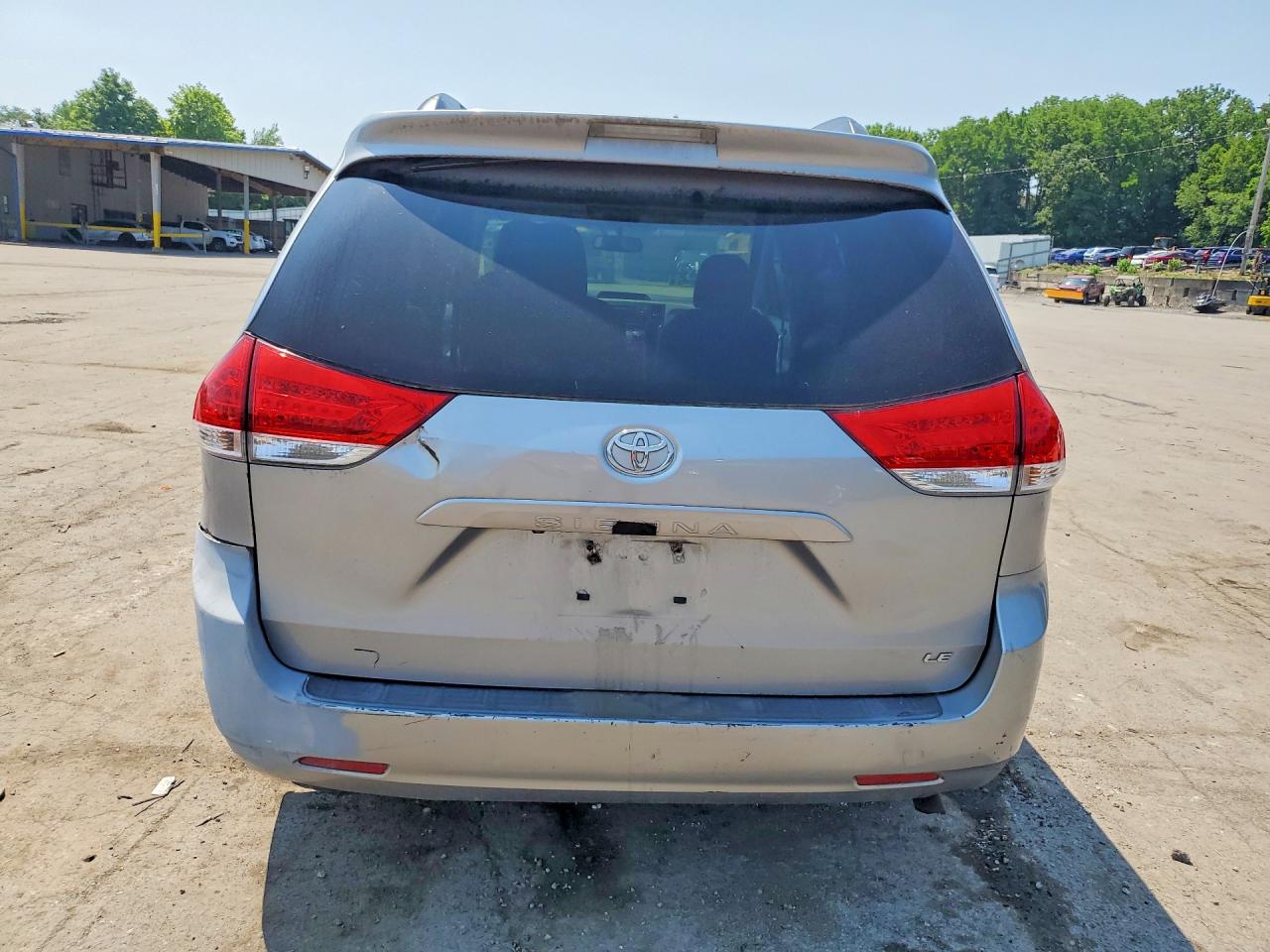 2011 Toyota Sienna Le Silver vin: 5TDKK3DC8BS066997
